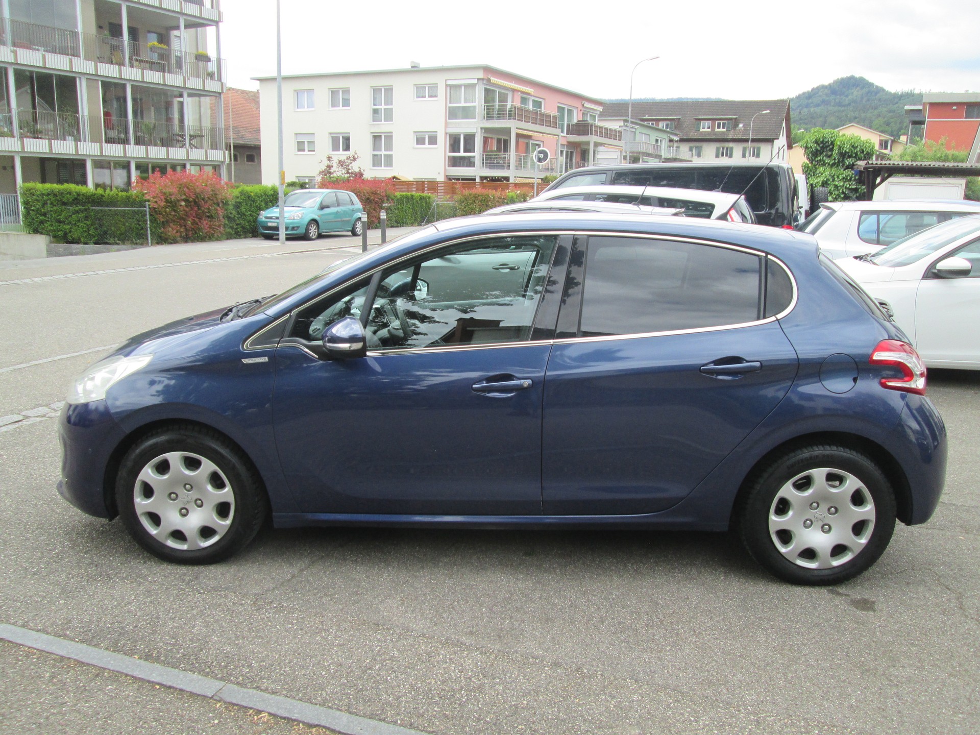 PEUGEOT 208 1.2 VTI Intuitive-image-1