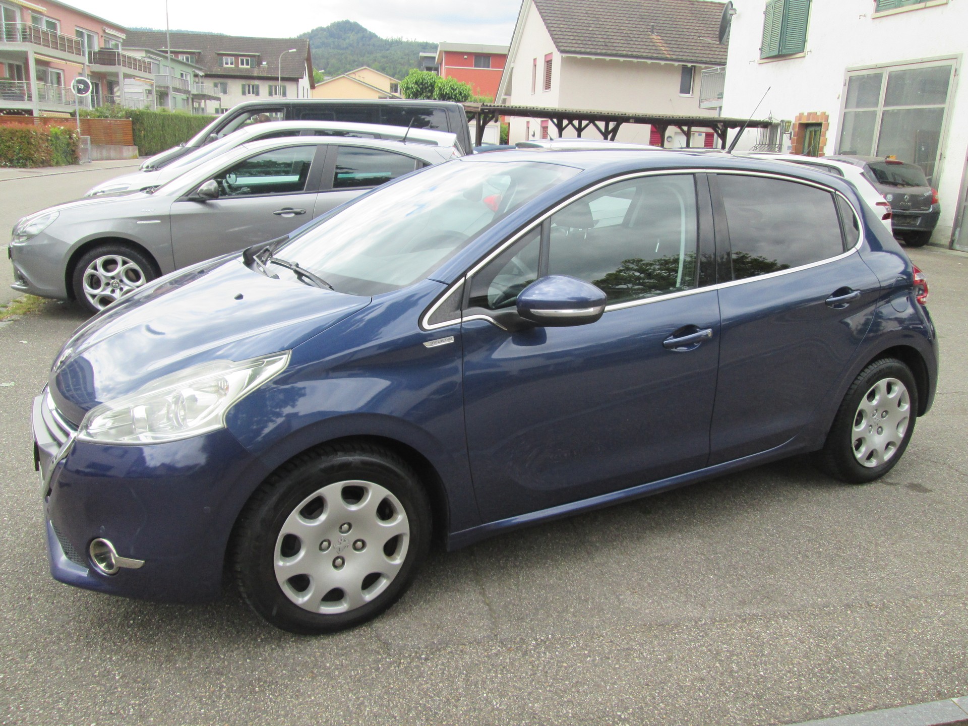 PEUGEOT 208 1.2 VTI Intuitive-image-0