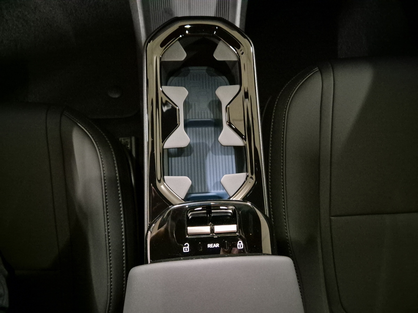 VOLVO EX30 E60 Plus Swiss Black Edition-image-13