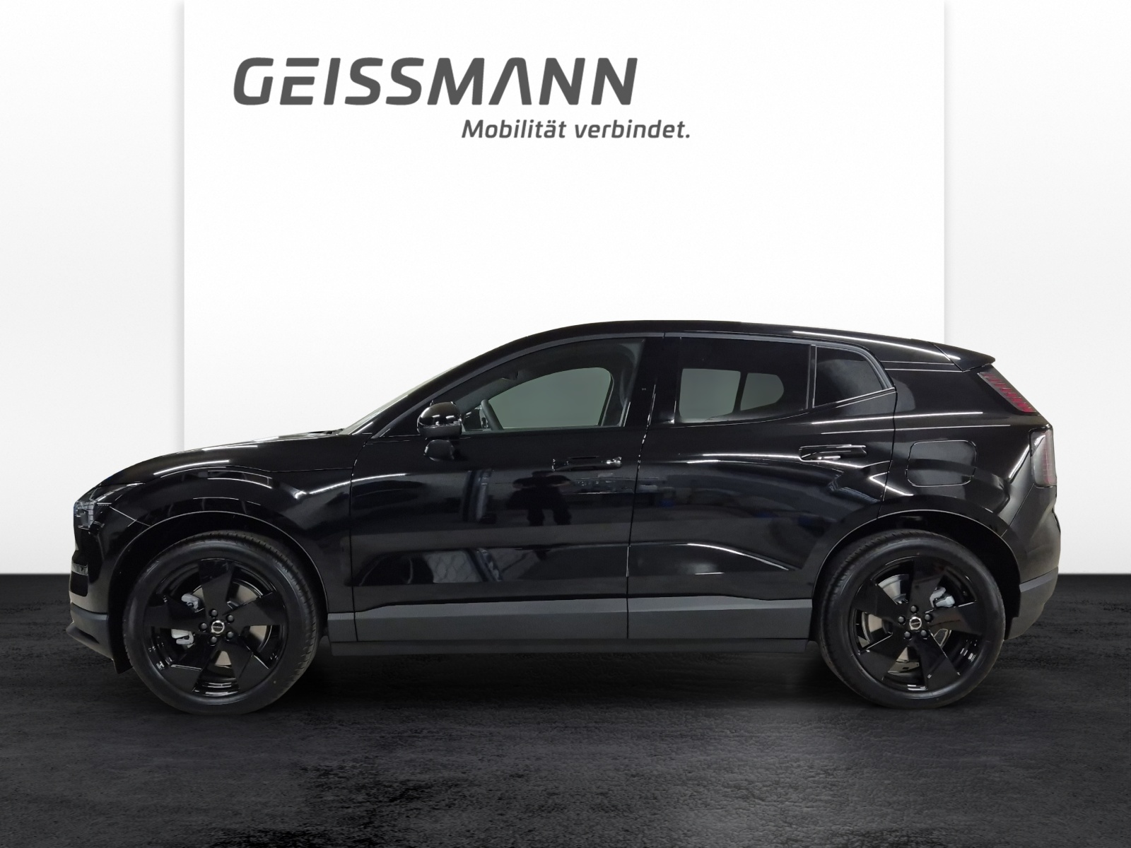 VOLVO EX30 E60 Plus Swiss Black Edition-showroom-element-2