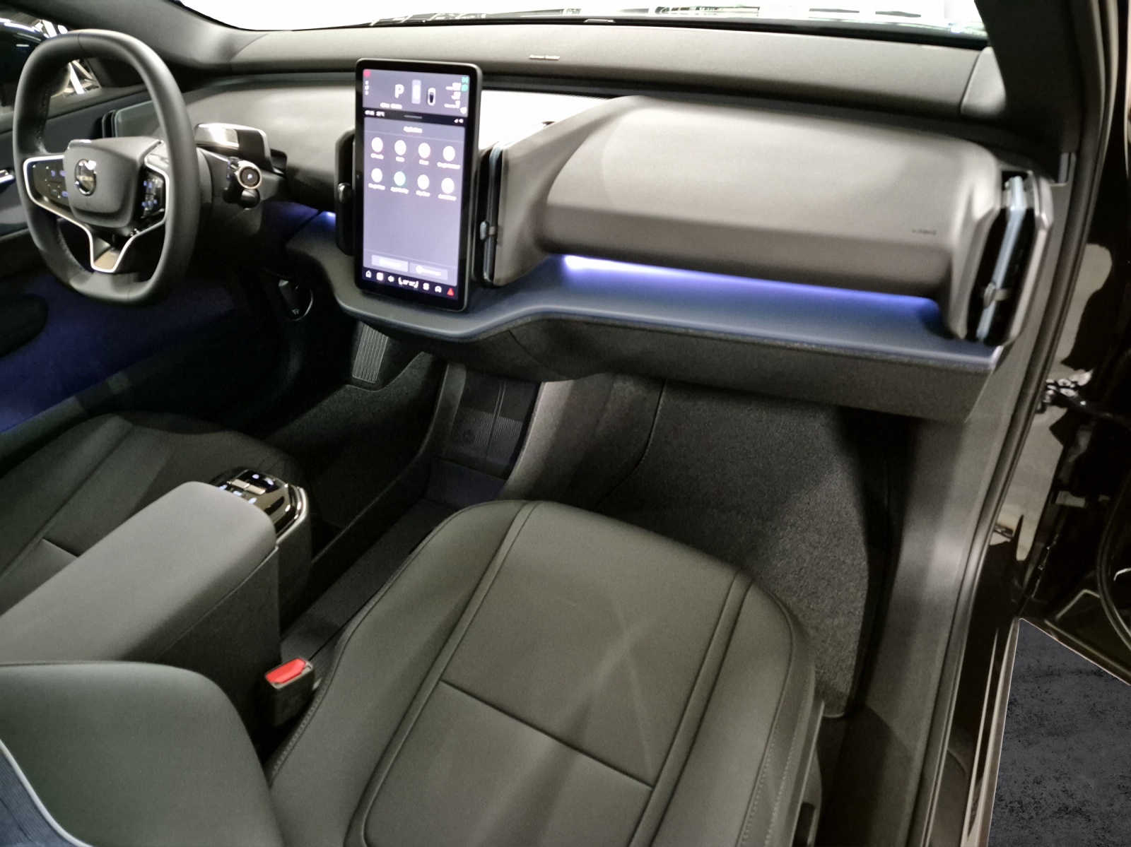 VOLVO EX30 E60 Plus Swiss Black Edition-image-17