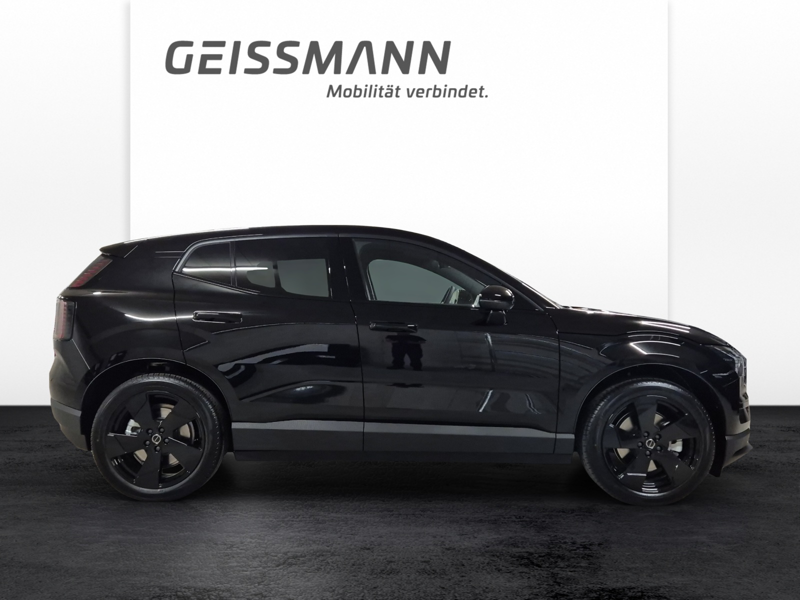 VOLVO EX30 E60 Plus Swiss Black Edition-showroom-element-3