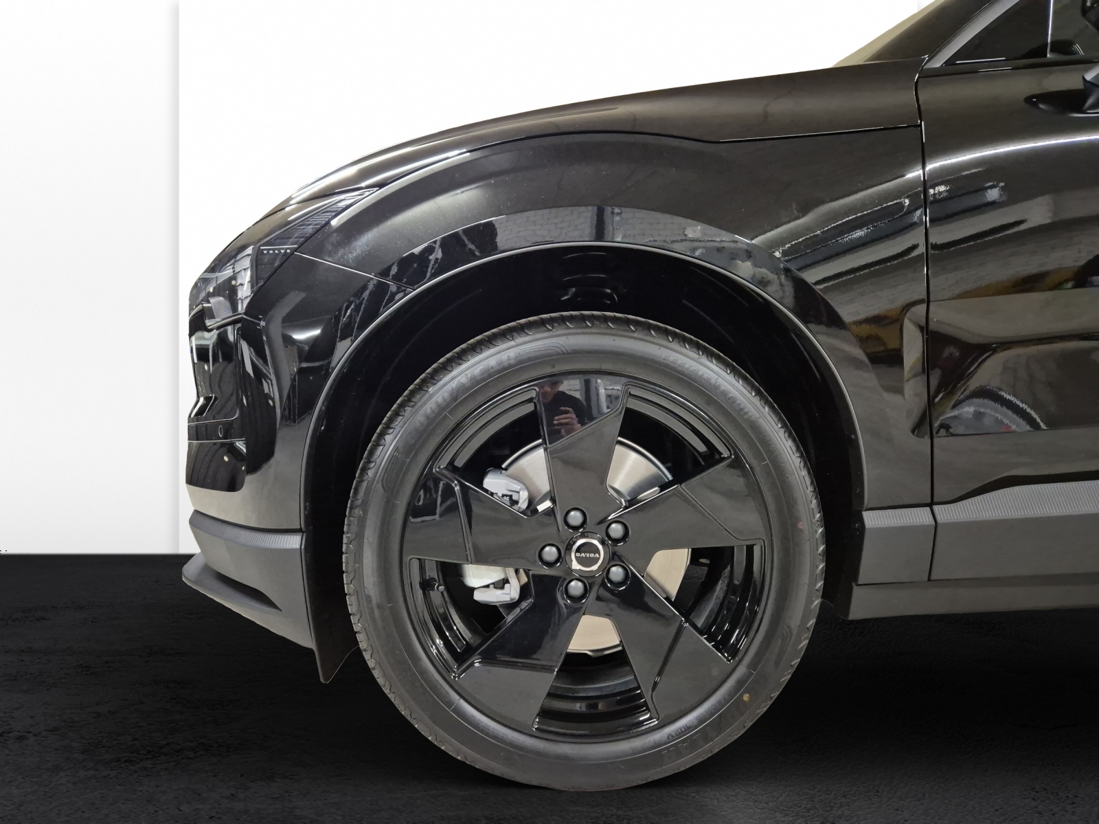 VOLVO EX30 E60 Plus Swiss Black Edition-image-19