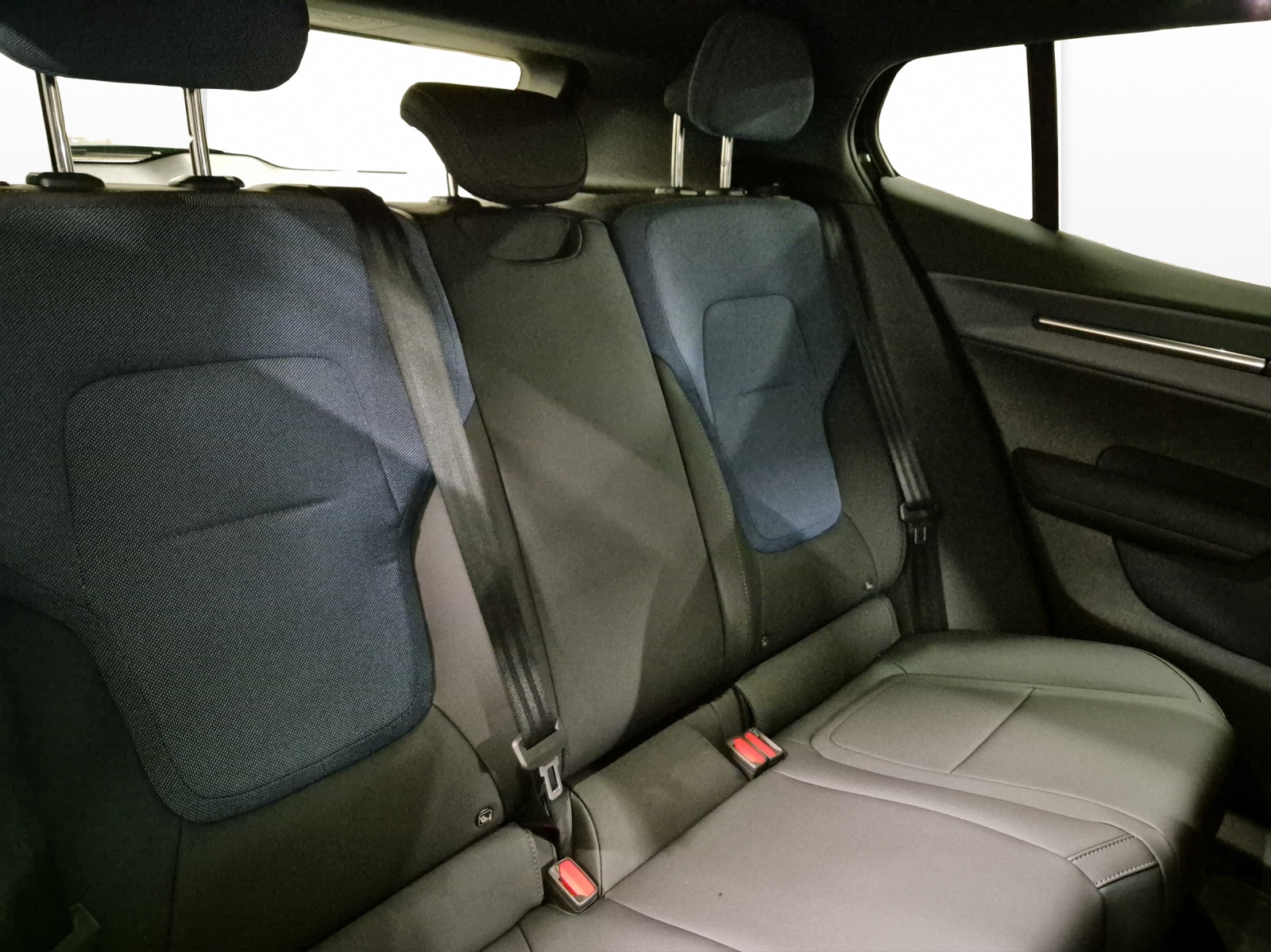 VOLVO EX30 E60 Plus Swiss Black Edition-image-16