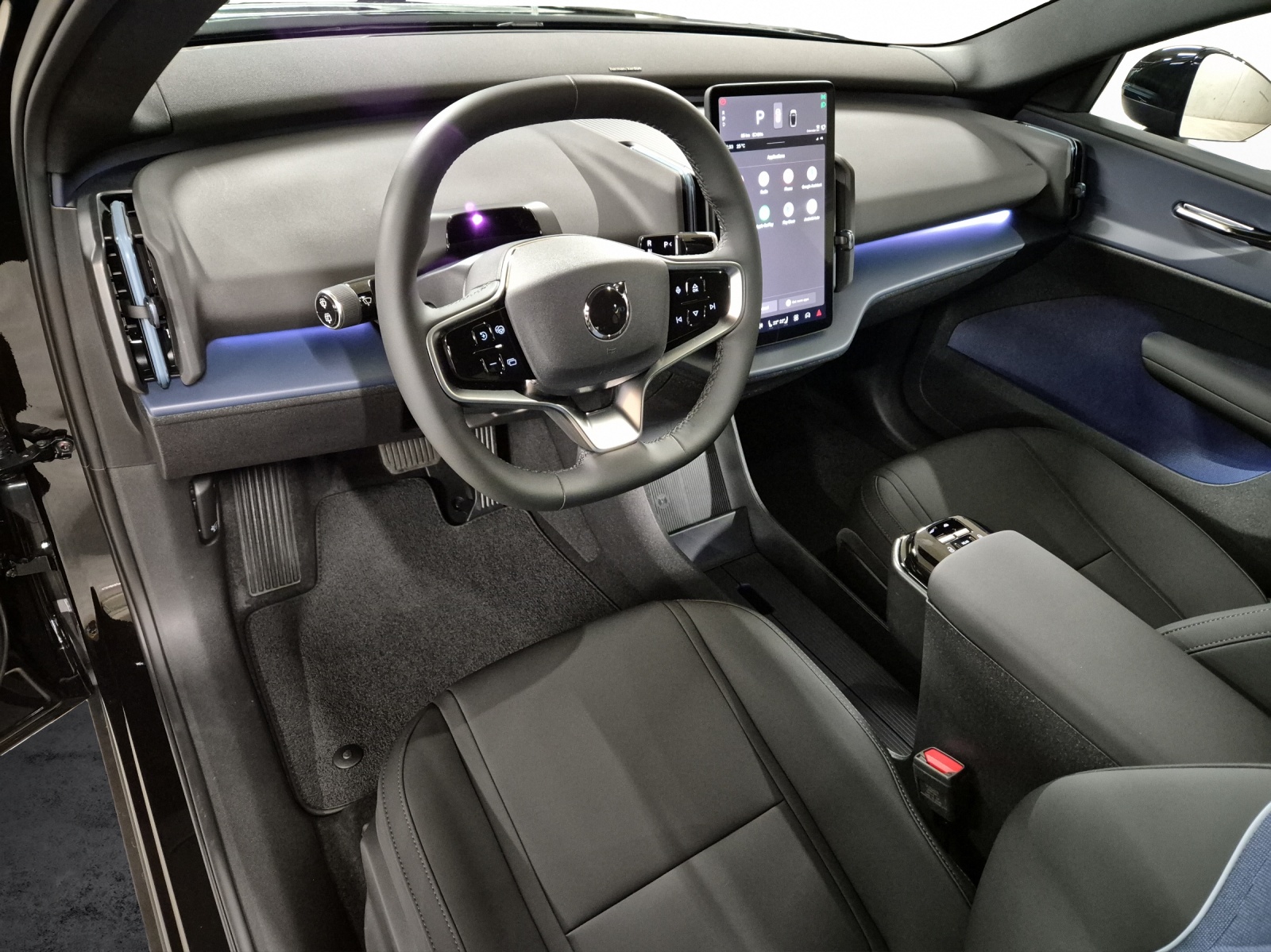 VOLVO EX30 E60 Plus Swiss Black Edition-image-8