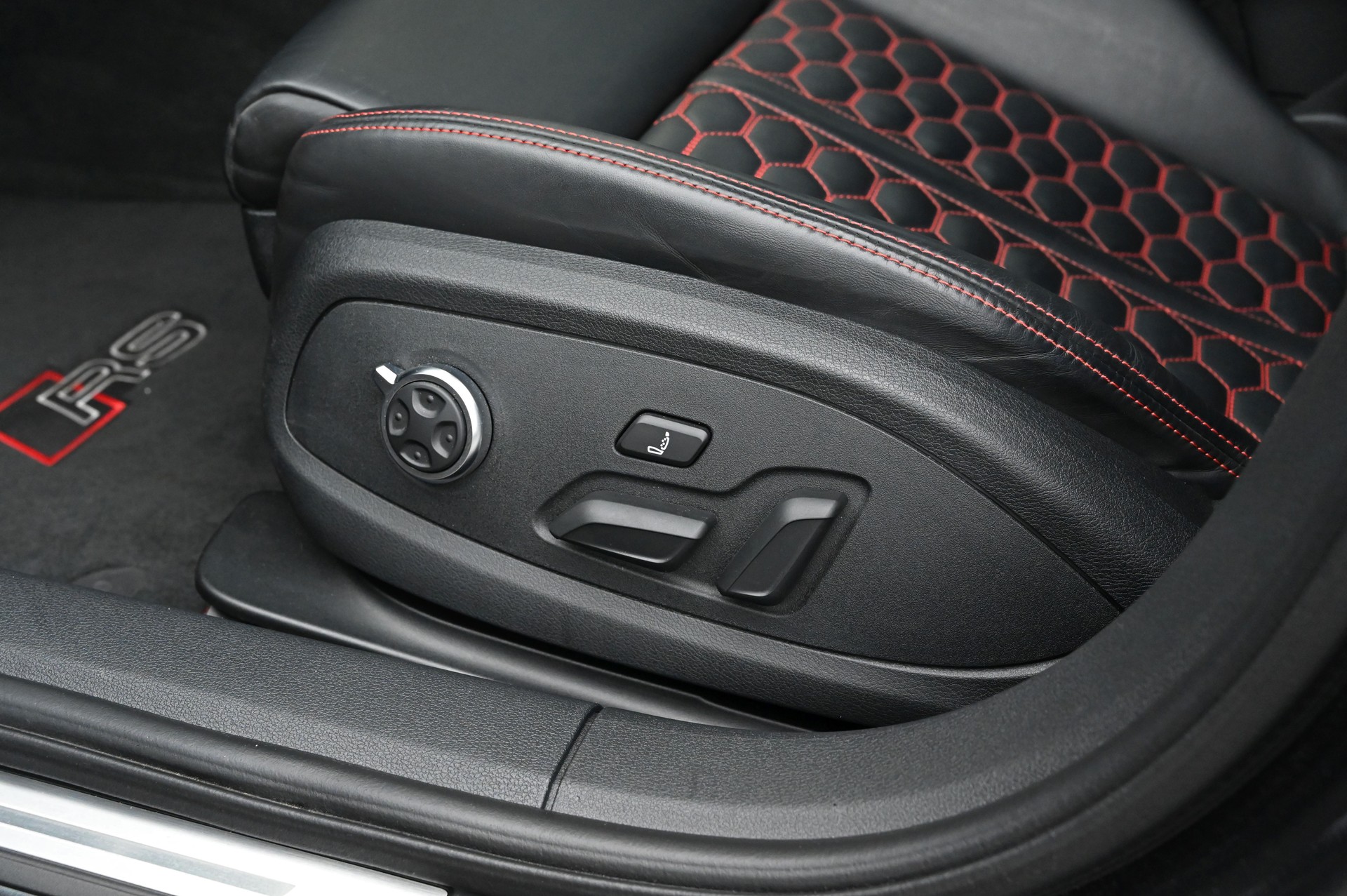 AUDI RS4 Avant 2.9 TFSI quattro tiptronic **8-Fach bereift**-image-22