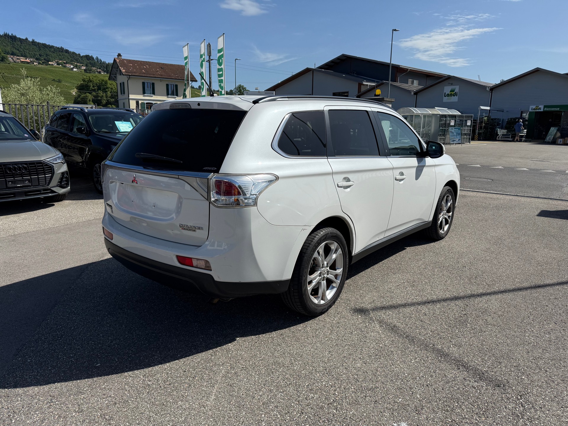 MITSUBISHI Outlander 2.2 DID Navigator Safety 4WD Automatic-image-6