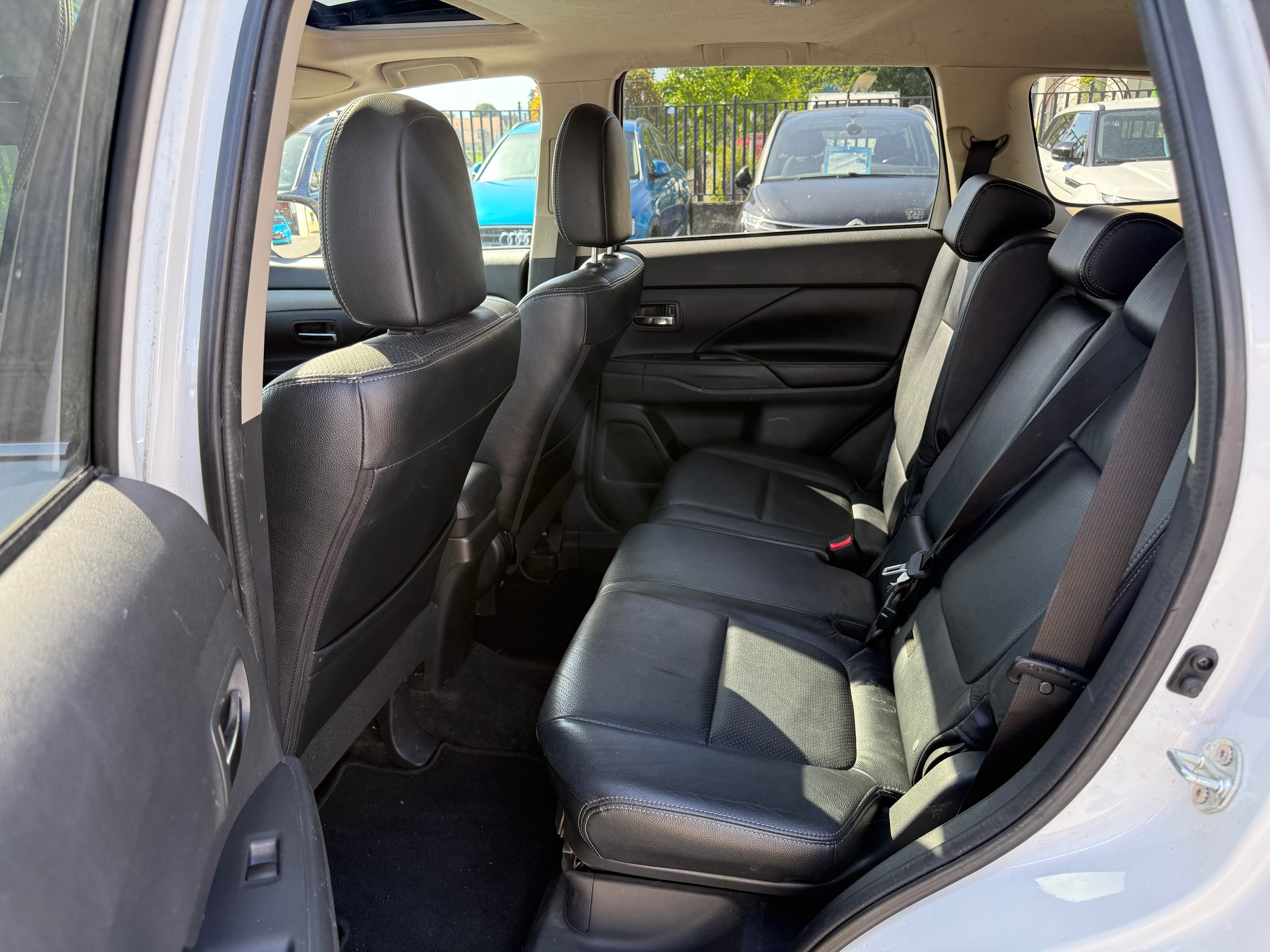 MITSUBISHI Outlander 2.2 DID Navigator Safety 4WD Automatic-image-9