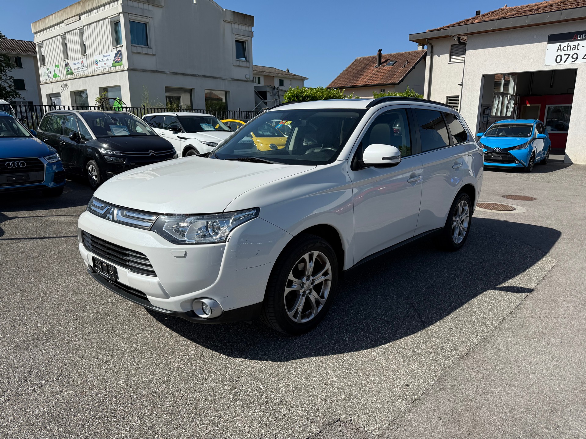 MITSUBISHI Outlander 2.2 DID Navigator Safety 4WD Automatic-image-1