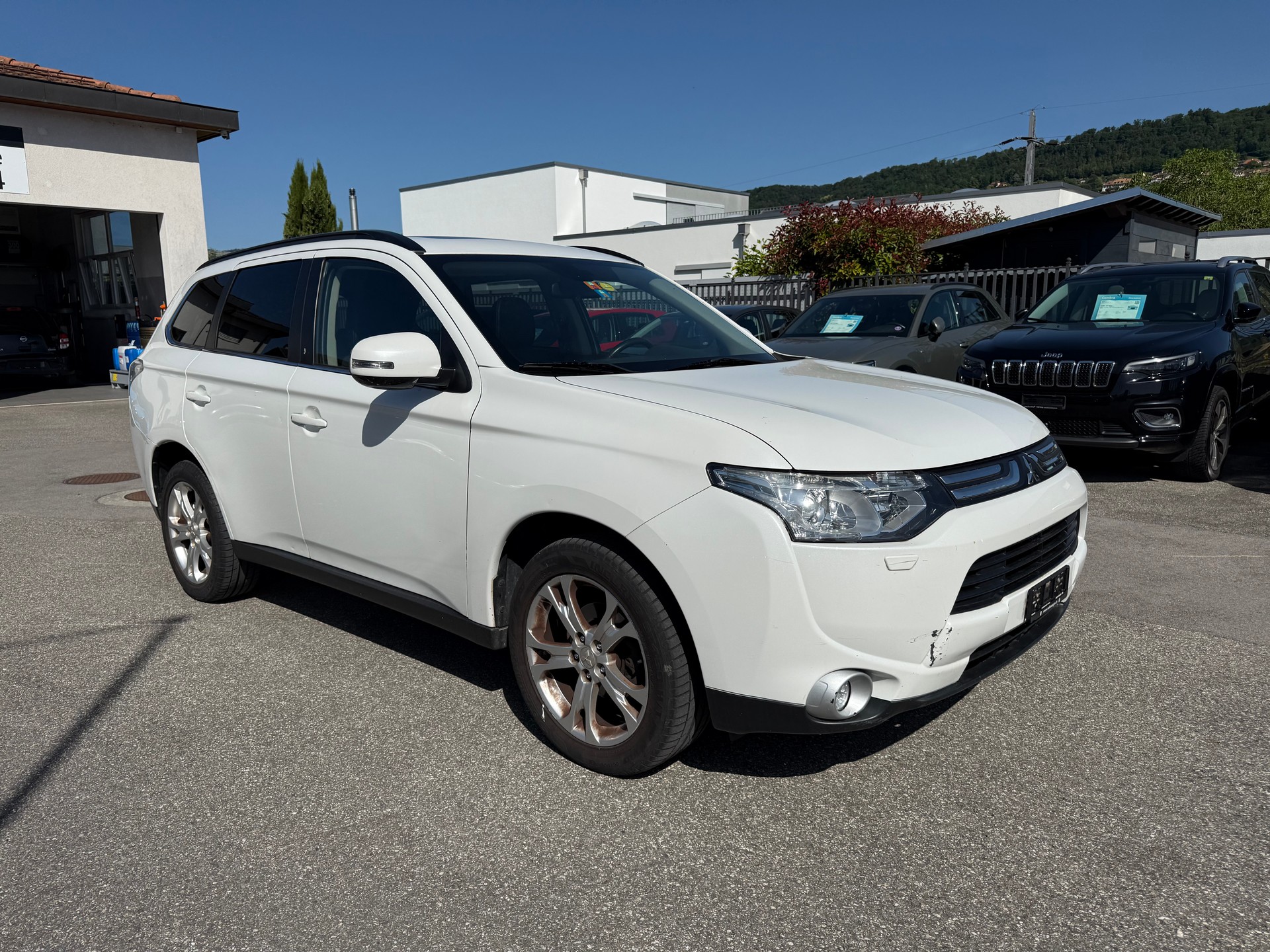 MITSUBISHI Outlander 2.2 DID Navigator Safety 4WD Automatic-image-2