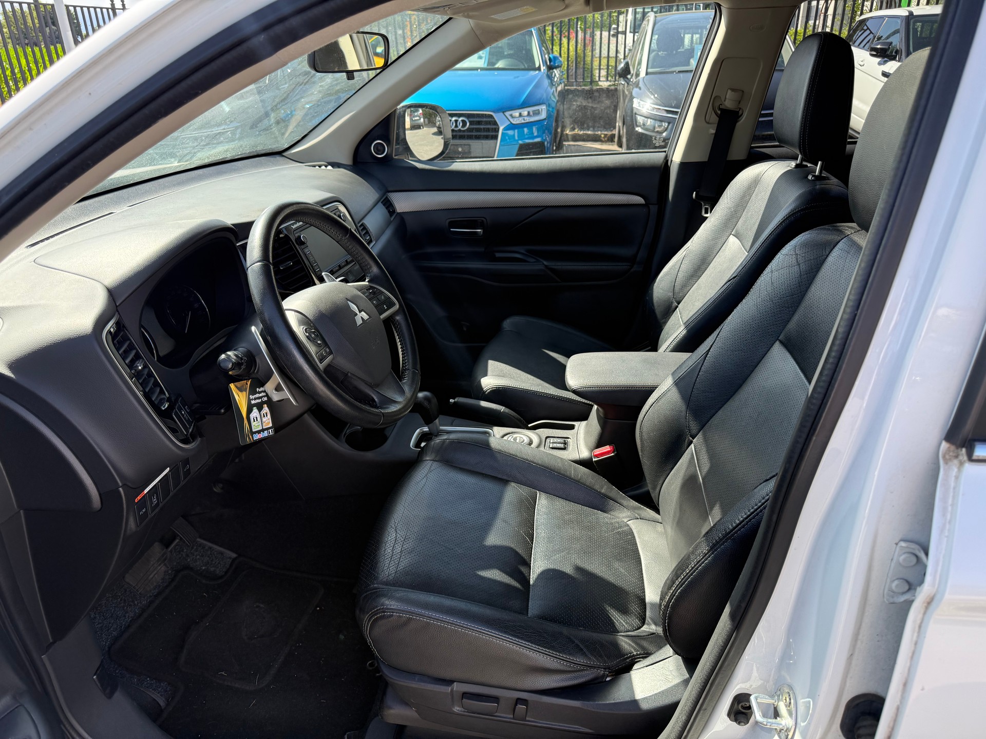 MITSUBISHI Outlander 2.2 DID Navigator Safety 4WD Automatic-image-8