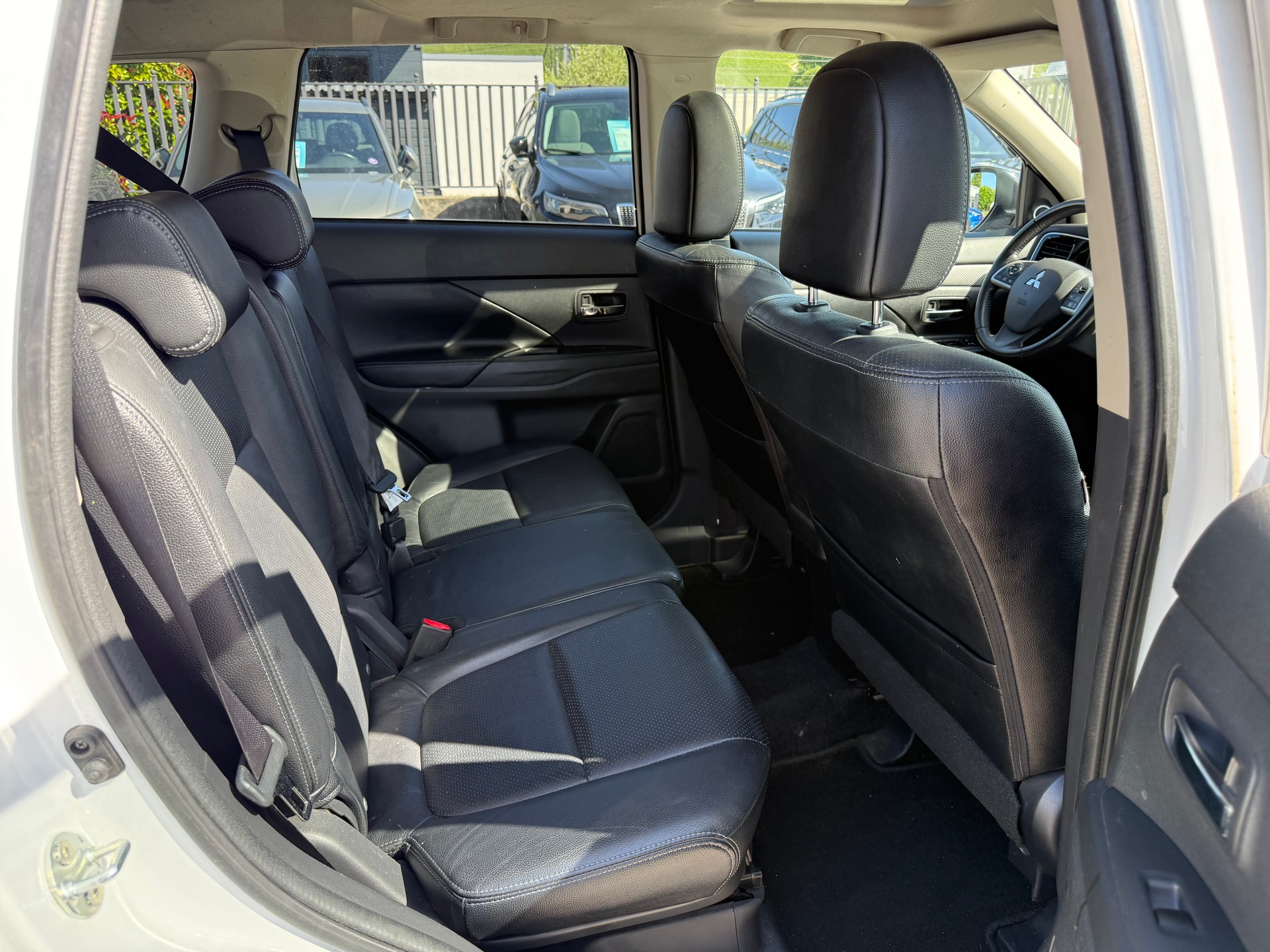 MITSUBISHI Outlander 2.2 DID Navigator Safety 4WD Automatic-image-11