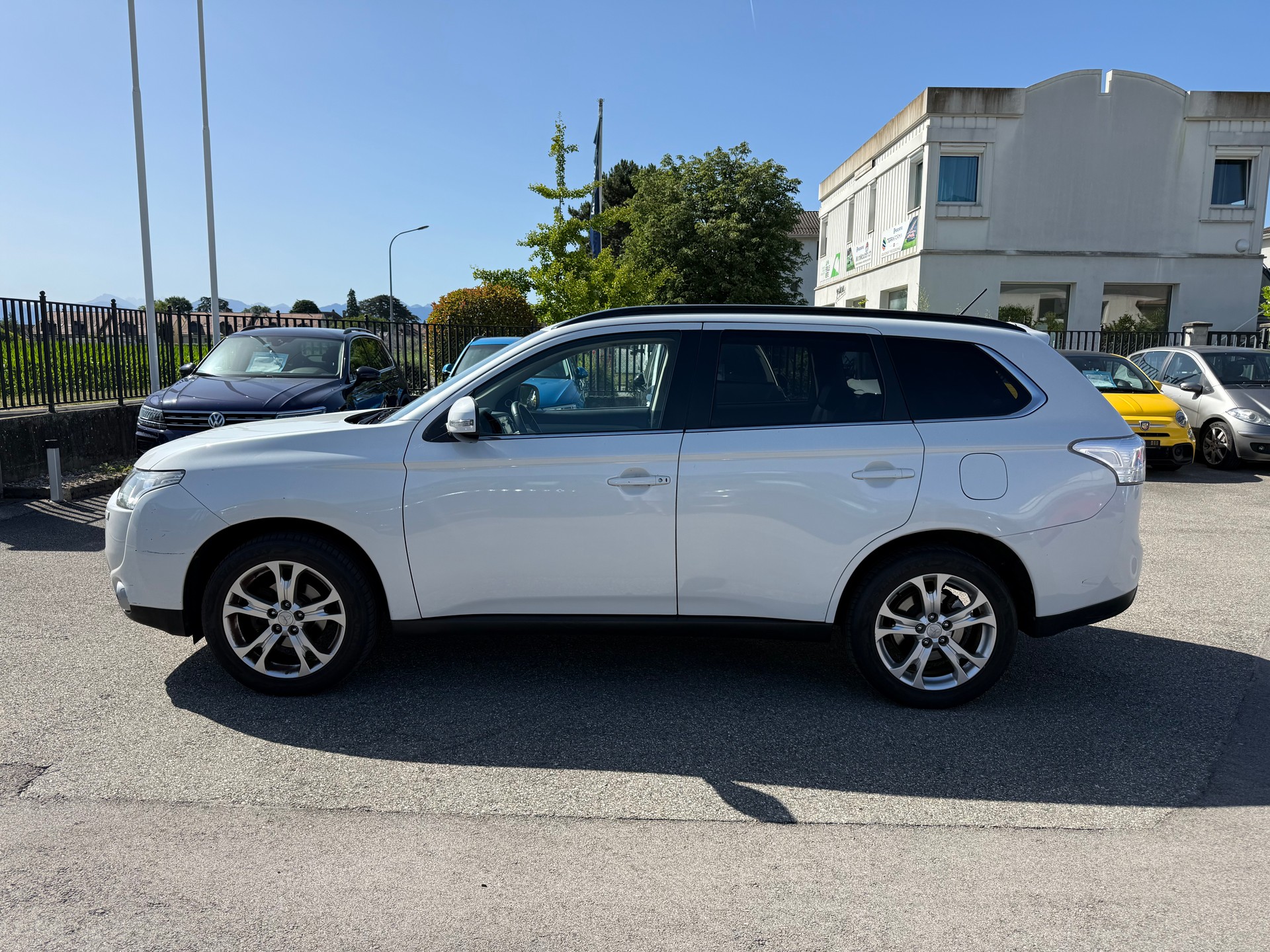 MITSUBISHI Outlander 2.2 DID Navigator Safety 4WD Automatic-image-4