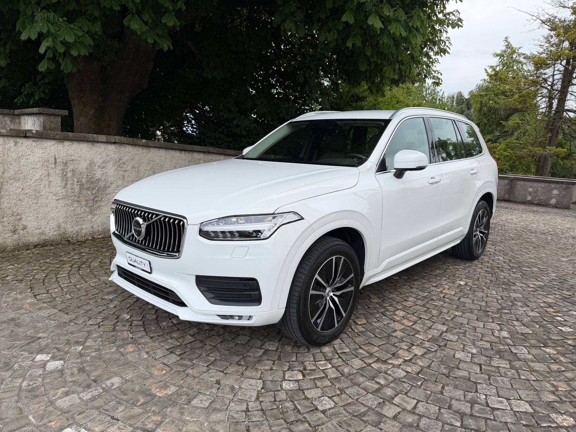 VOLVO XC90 B5 Diesel AWD Momentum Geartronic / 1 Hand / Ab MFK / Service gepflegt / 36 Monate Garantie exkl. / LED