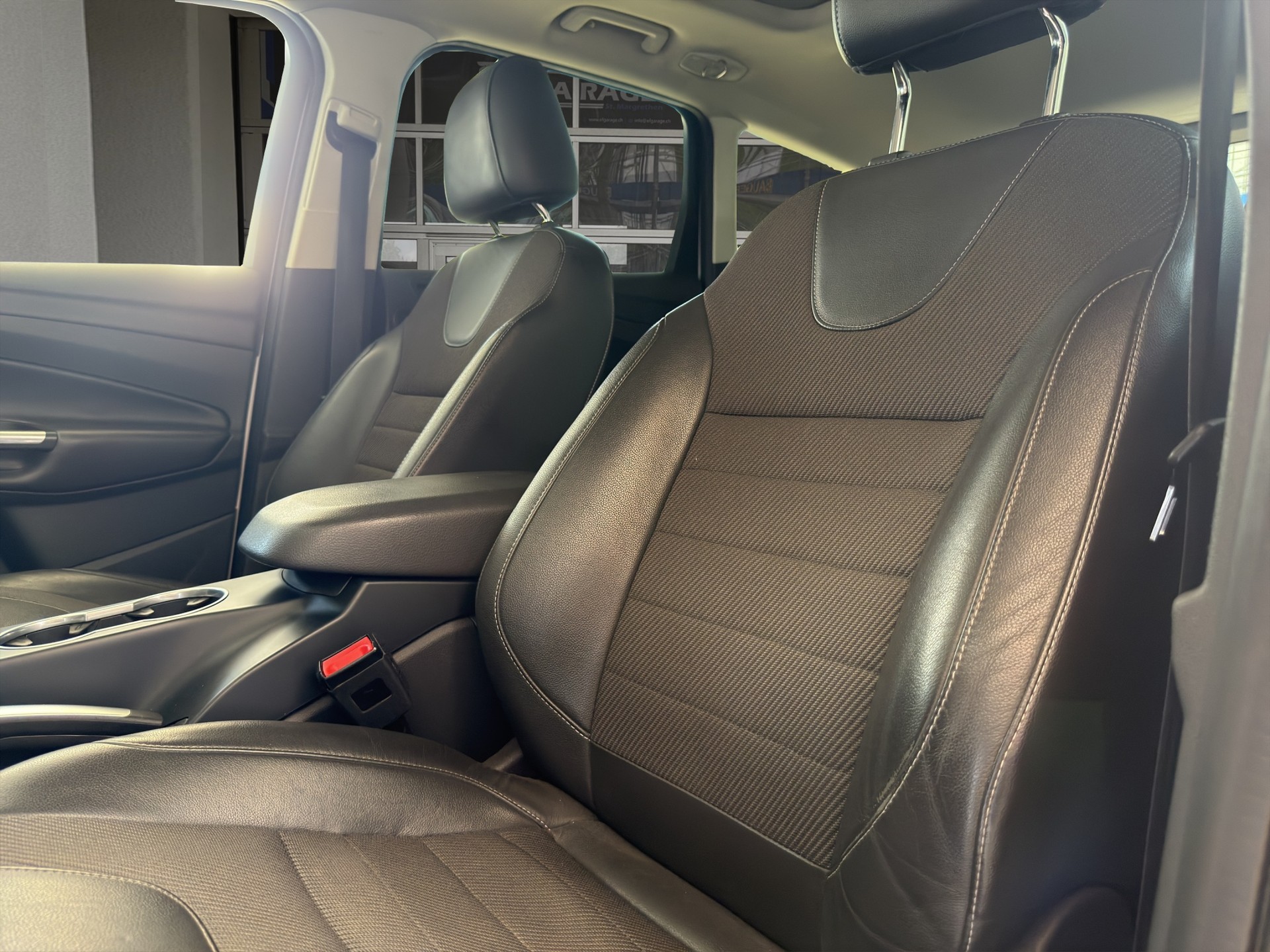 FORD Kuga 2.0 TDCi Titanium 4WD PowerShift-image-9