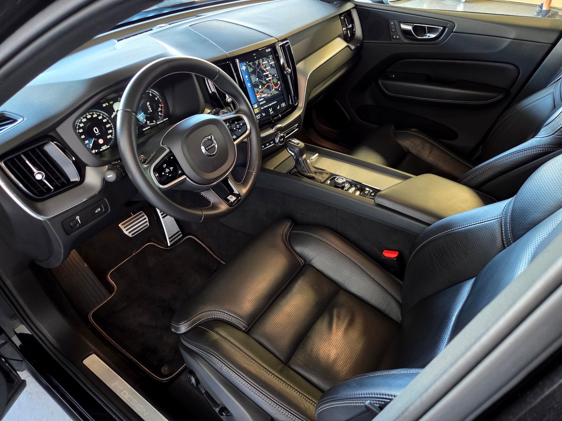VOLVO XC60 2.0 T6 R-Design AWD-image-3