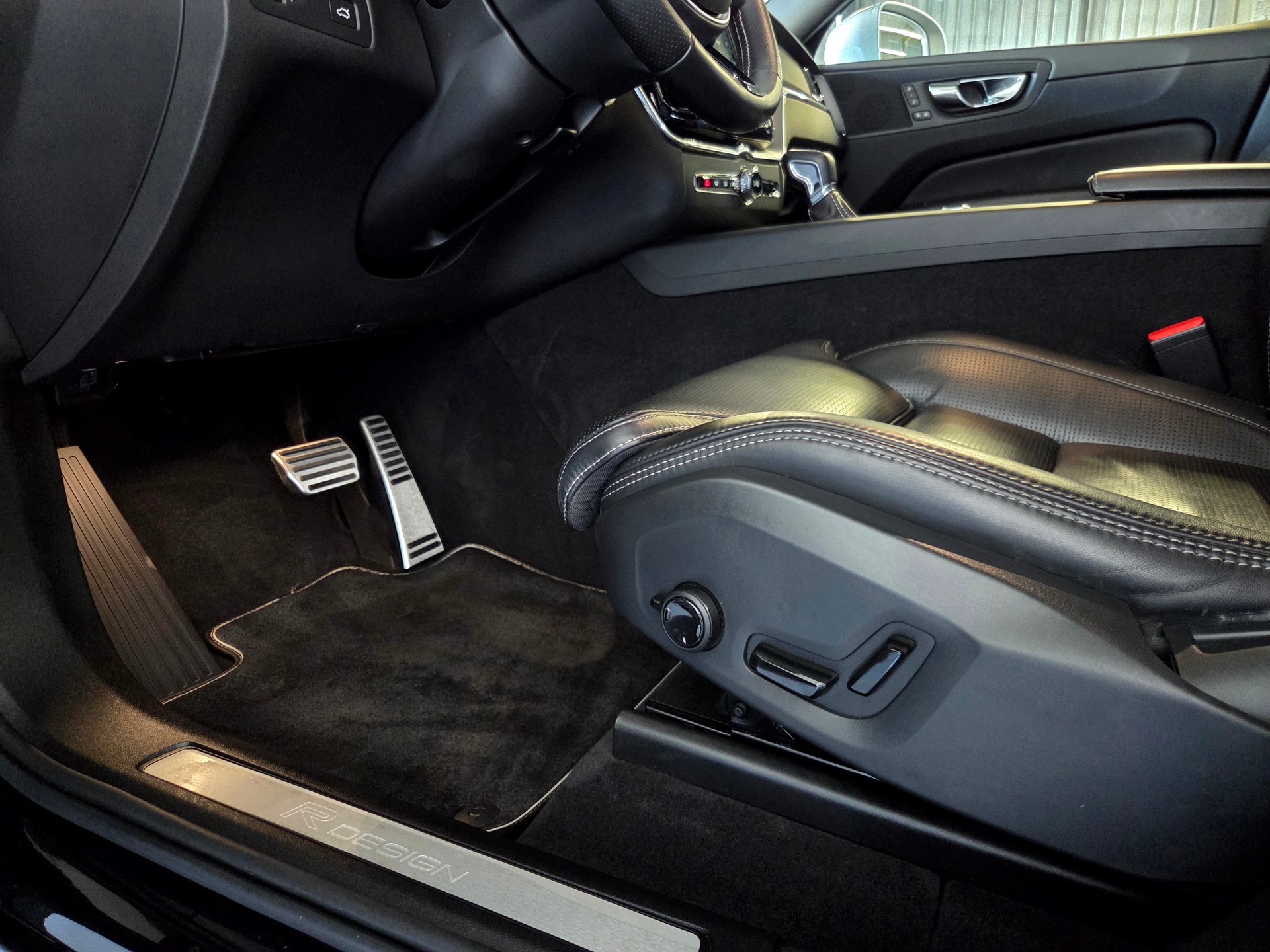 VOLVO XC60 2.0 T6 R-Design AWD-image-12