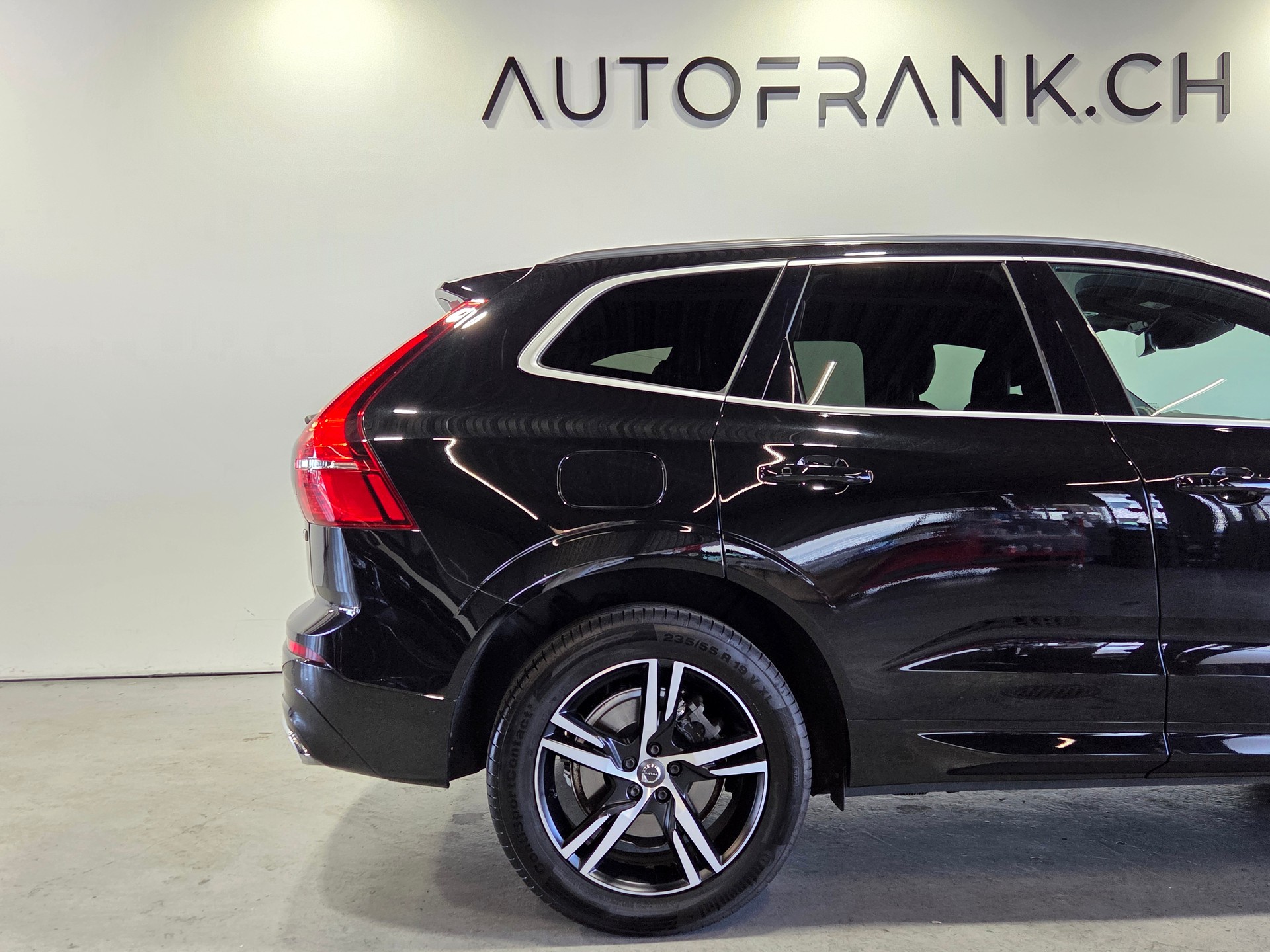 VOLVO XC60 2.0 T6 R-Design AWD-image-19