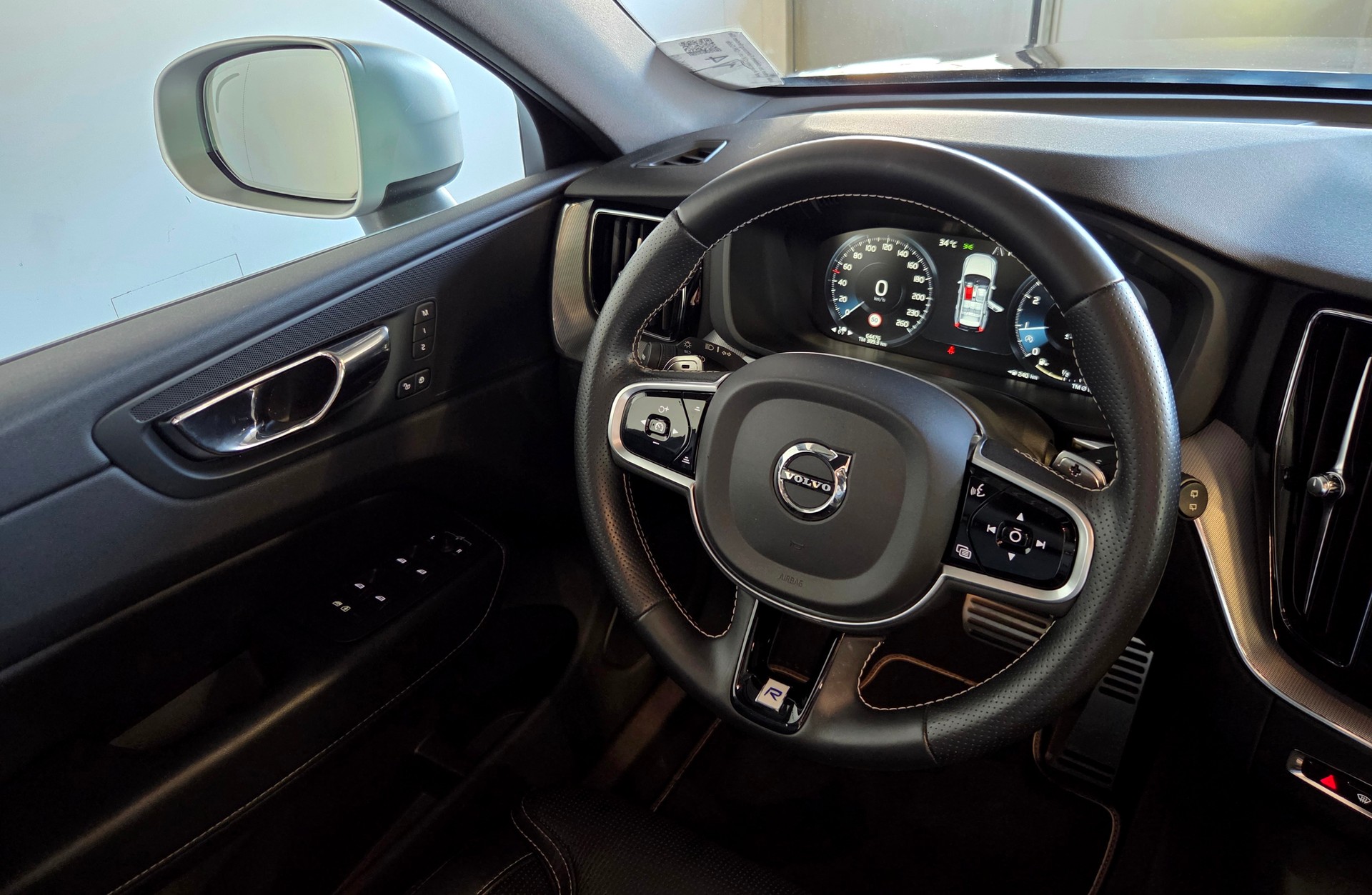 VOLVO XC60 2.0 T6 R-Design AWD-image-16