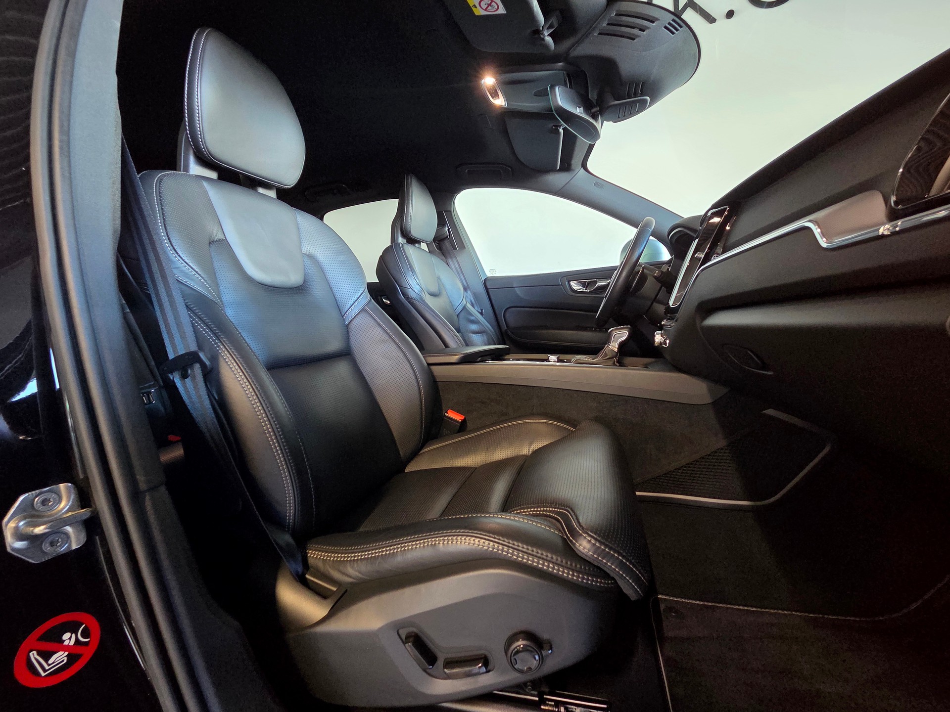 VOLVO XC60 2.0 T6 R-Design AWD-image-4