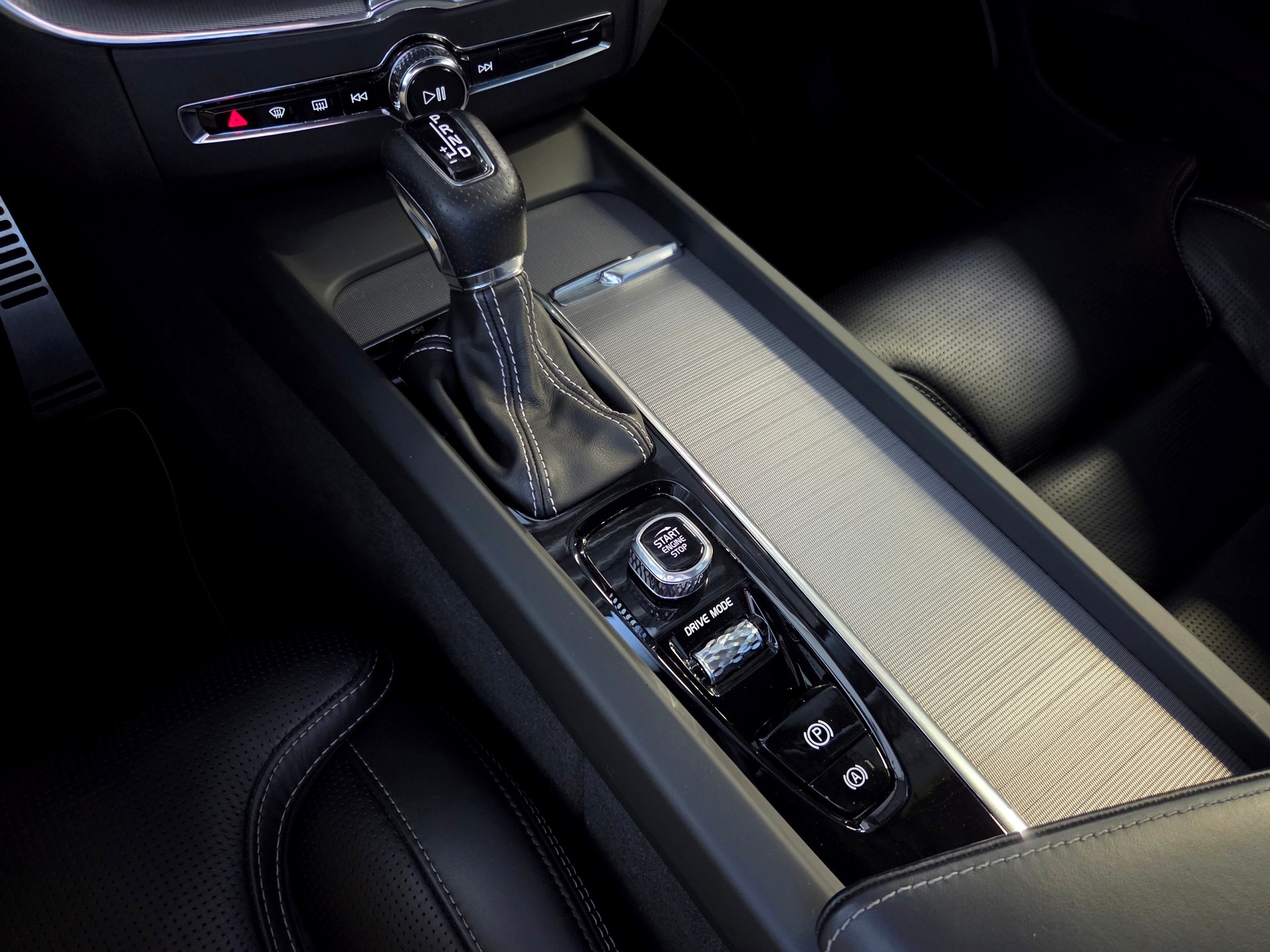 VOLVO XC60 2.0 T6 R-Design AWD-image-7
