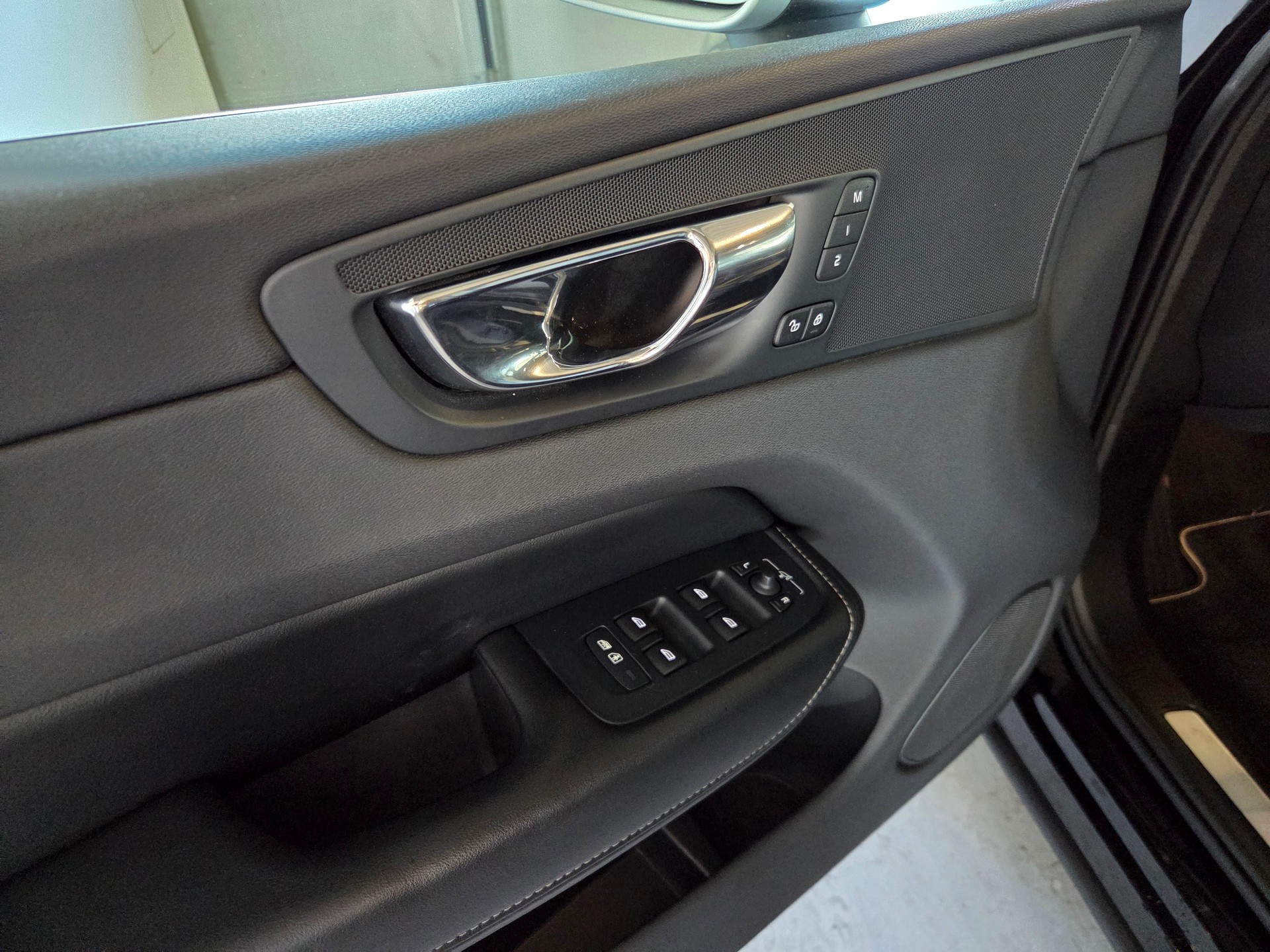 VOLVO XC60 2.0 T6 R-Design AWD-image-17
