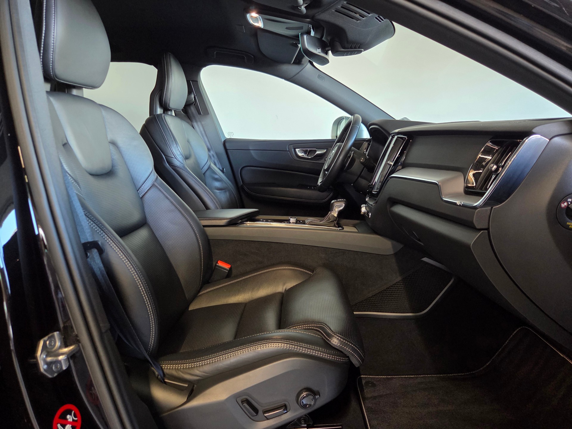 VOLVO XC60 2.0 T6 R-Design AWD-image-13