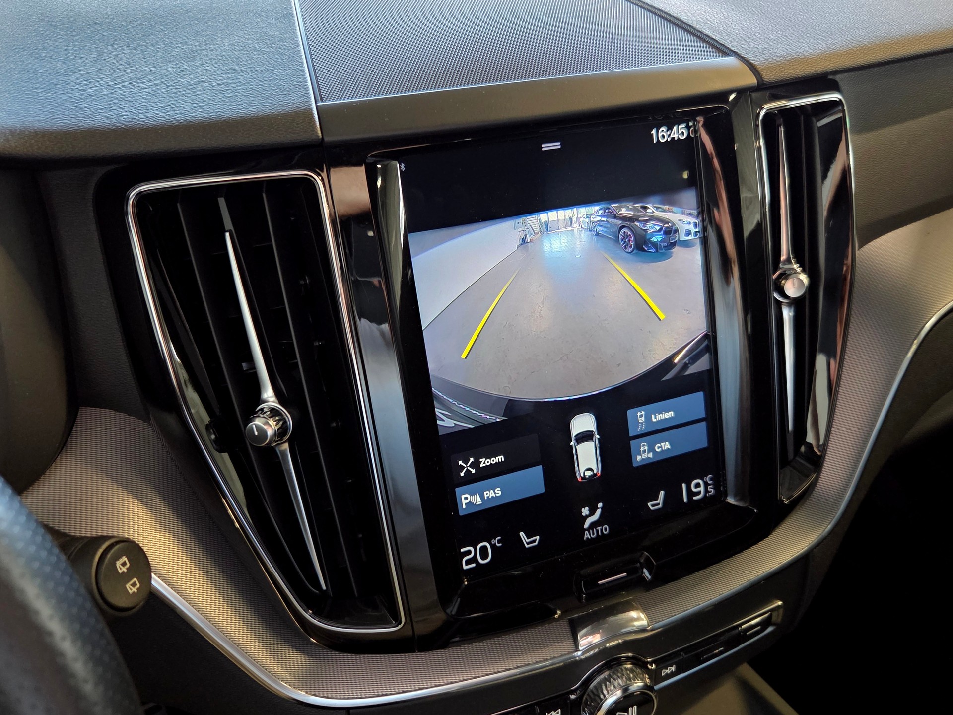 VOLVO XC60 2.0 T6 R-Design AWD-image-5
