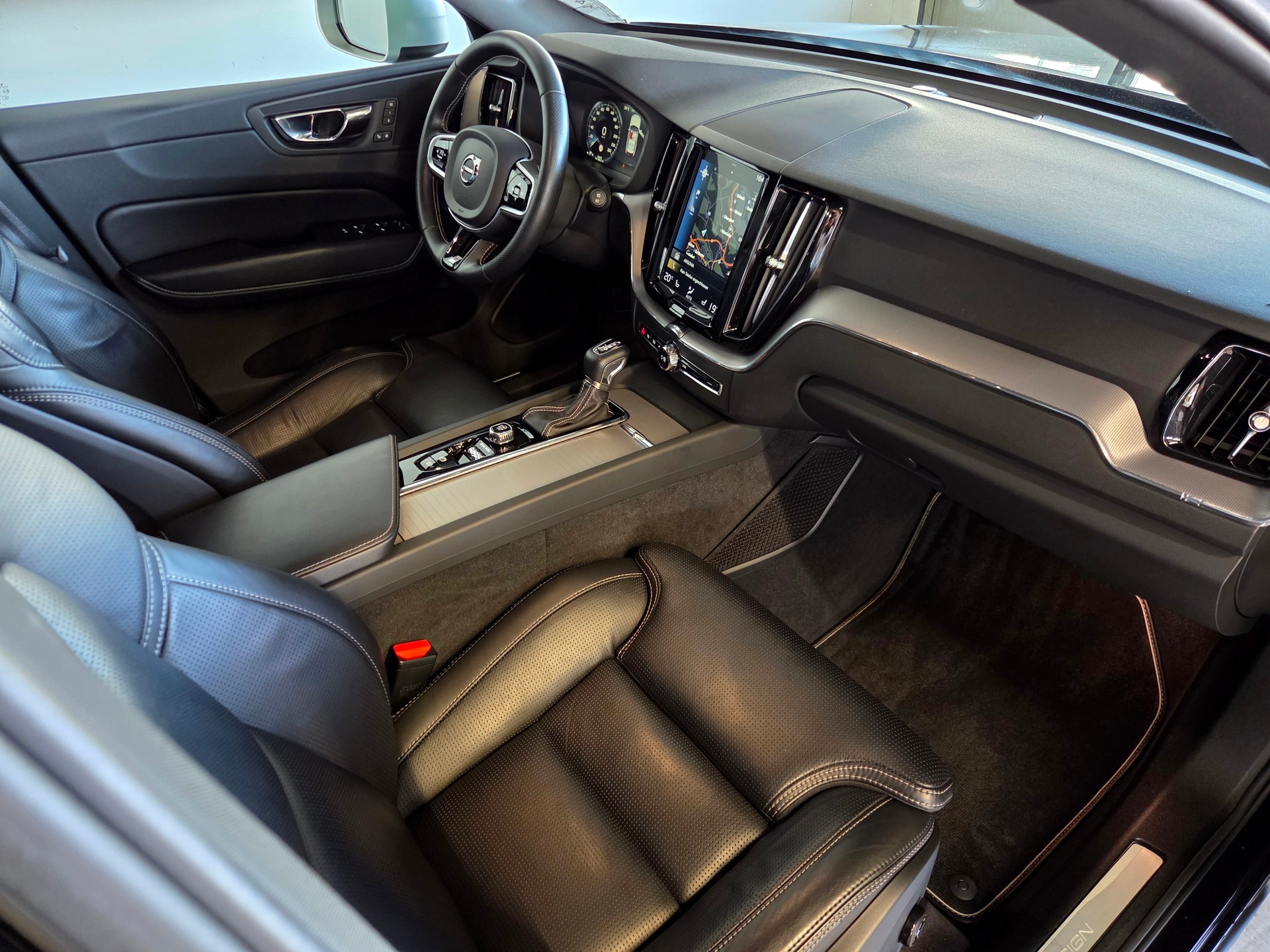 VOLVO XC60 2.0 T6 R-Design AWD-image-8