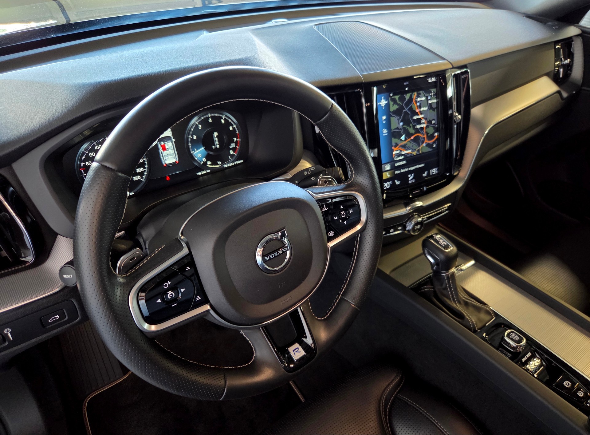 VOLVO XC60 2.0 T6 R-Design AWD-image-11