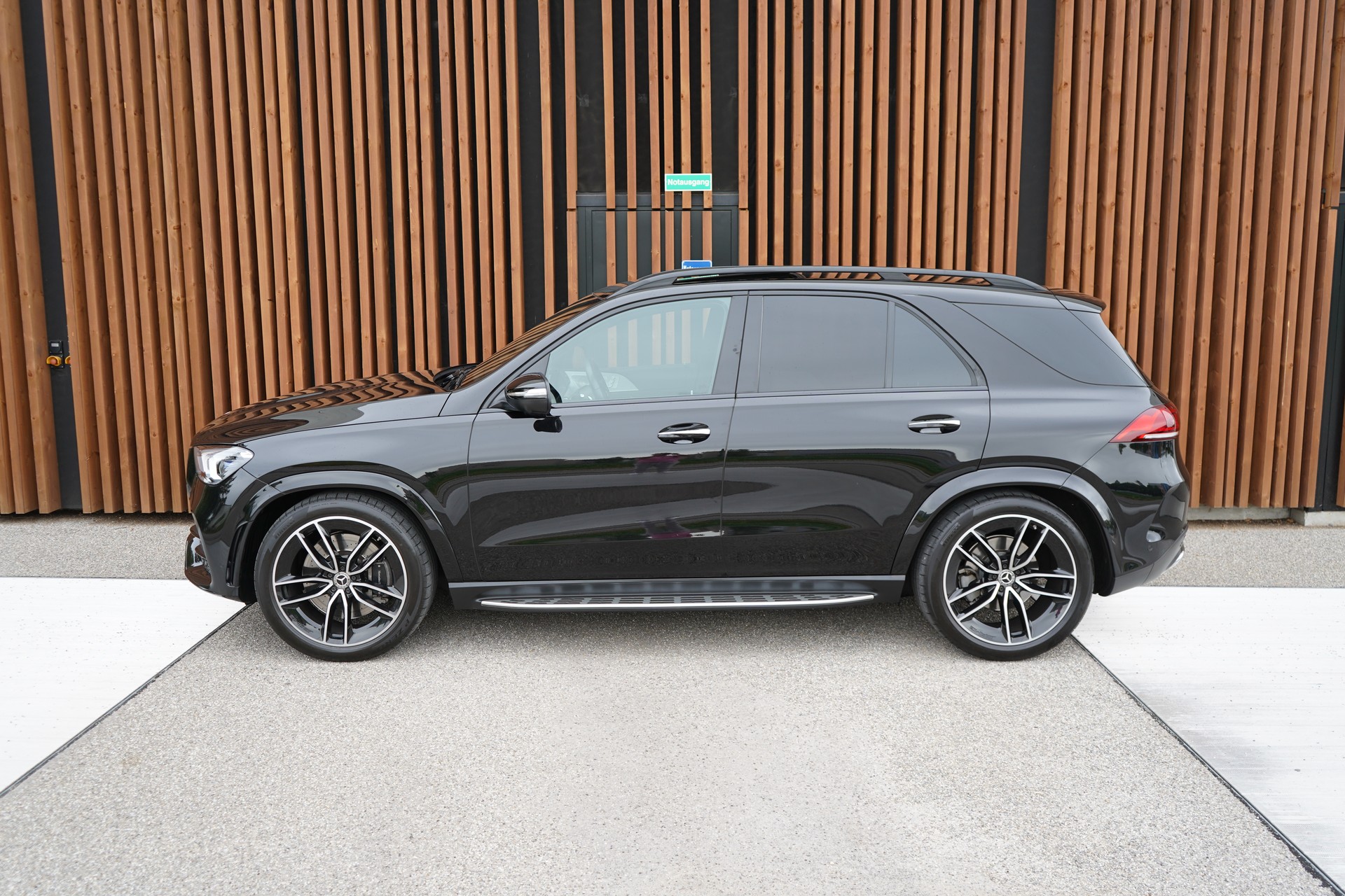 MERCEDES-BENZ GLE 450 4MATIC AMG LINE BLACK 9G-TRONIC l 367 PS-image-3