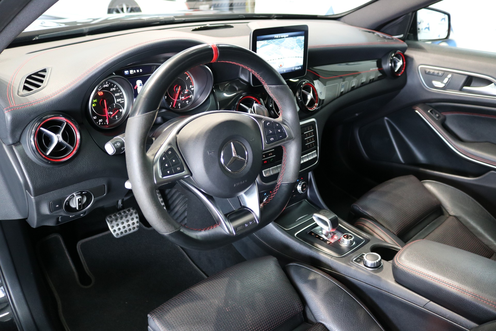 MERCEDES-BENZ GLA 45 AMG Night Edition 4Matic 7G-DCT-image-5