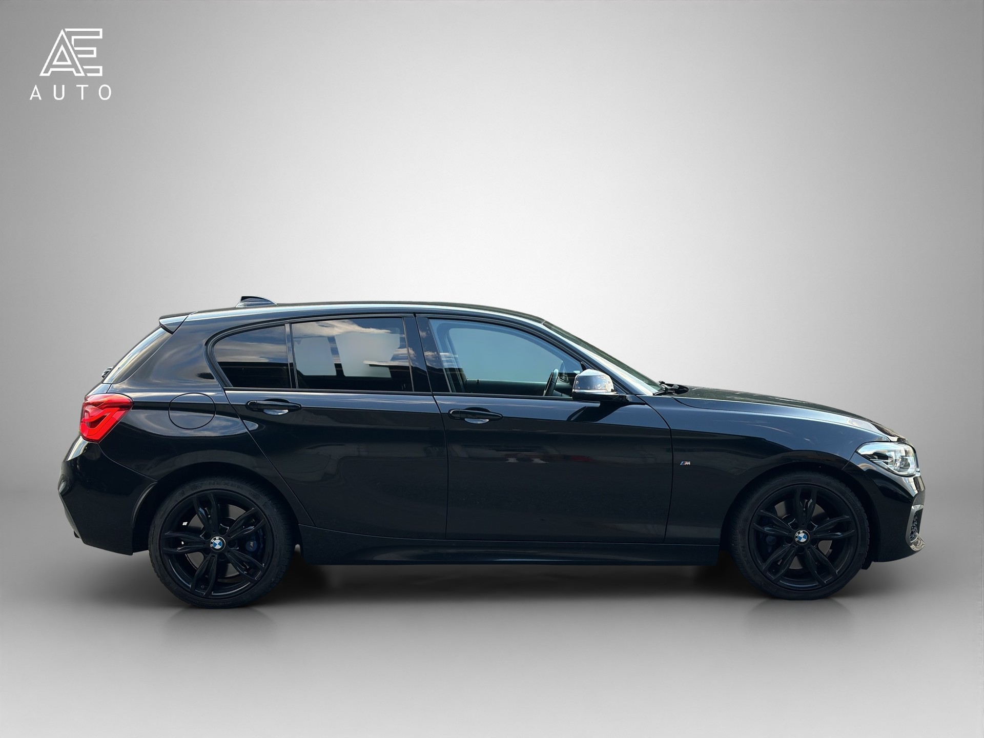 BMW M135i xDrive Steptronic-image-7