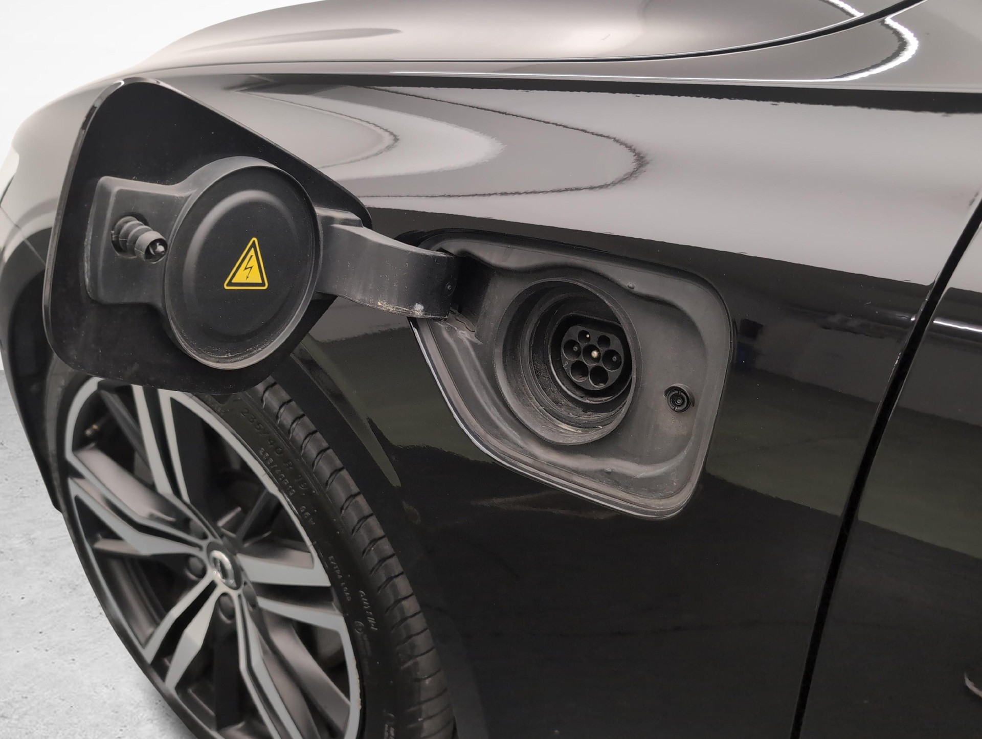 VOLVO V60 2.0 T8 TE R-Design eAWD-image-15