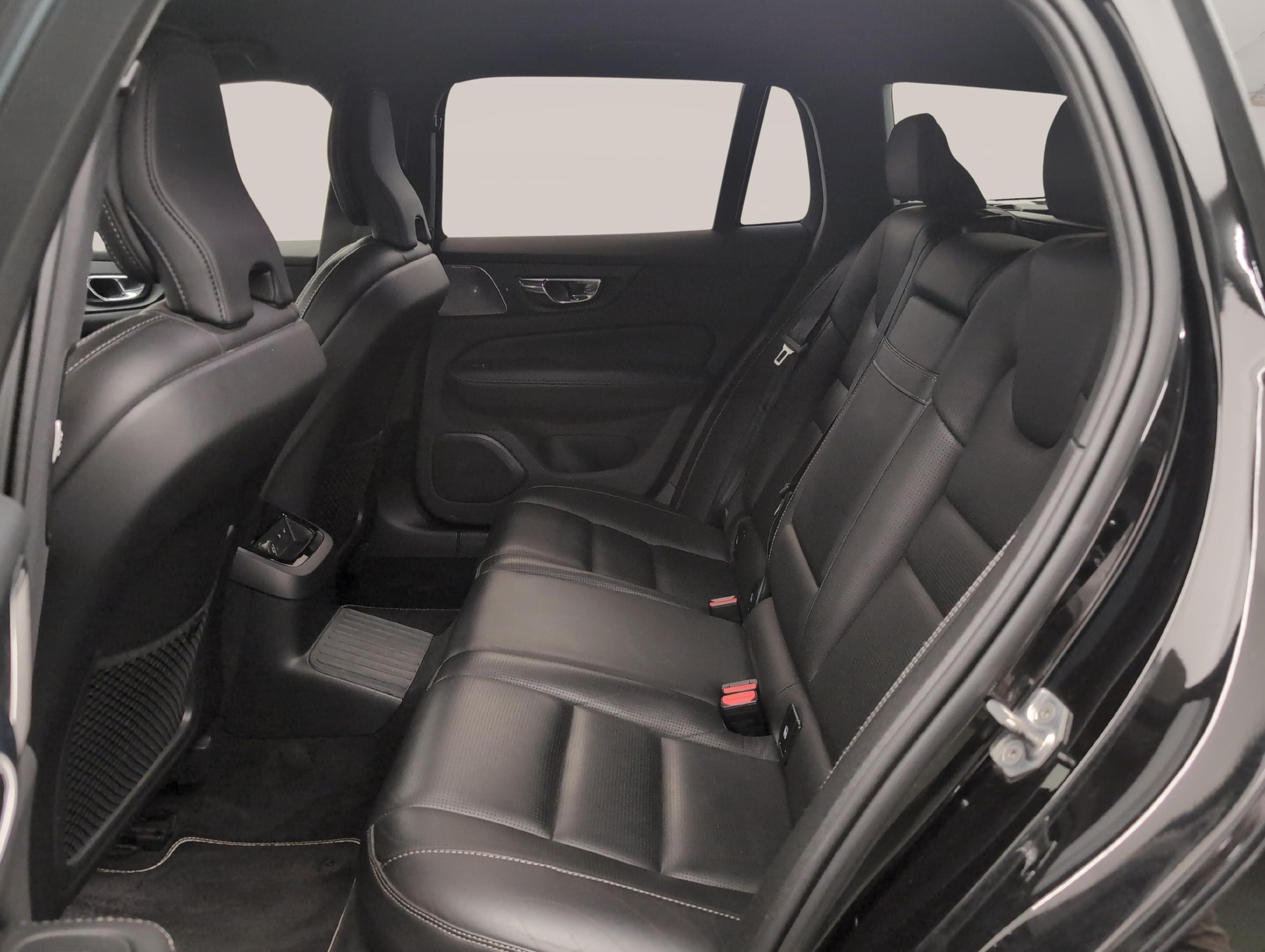 VOLVO V60 2.0 T8 TE R-Design eAWD-image-12