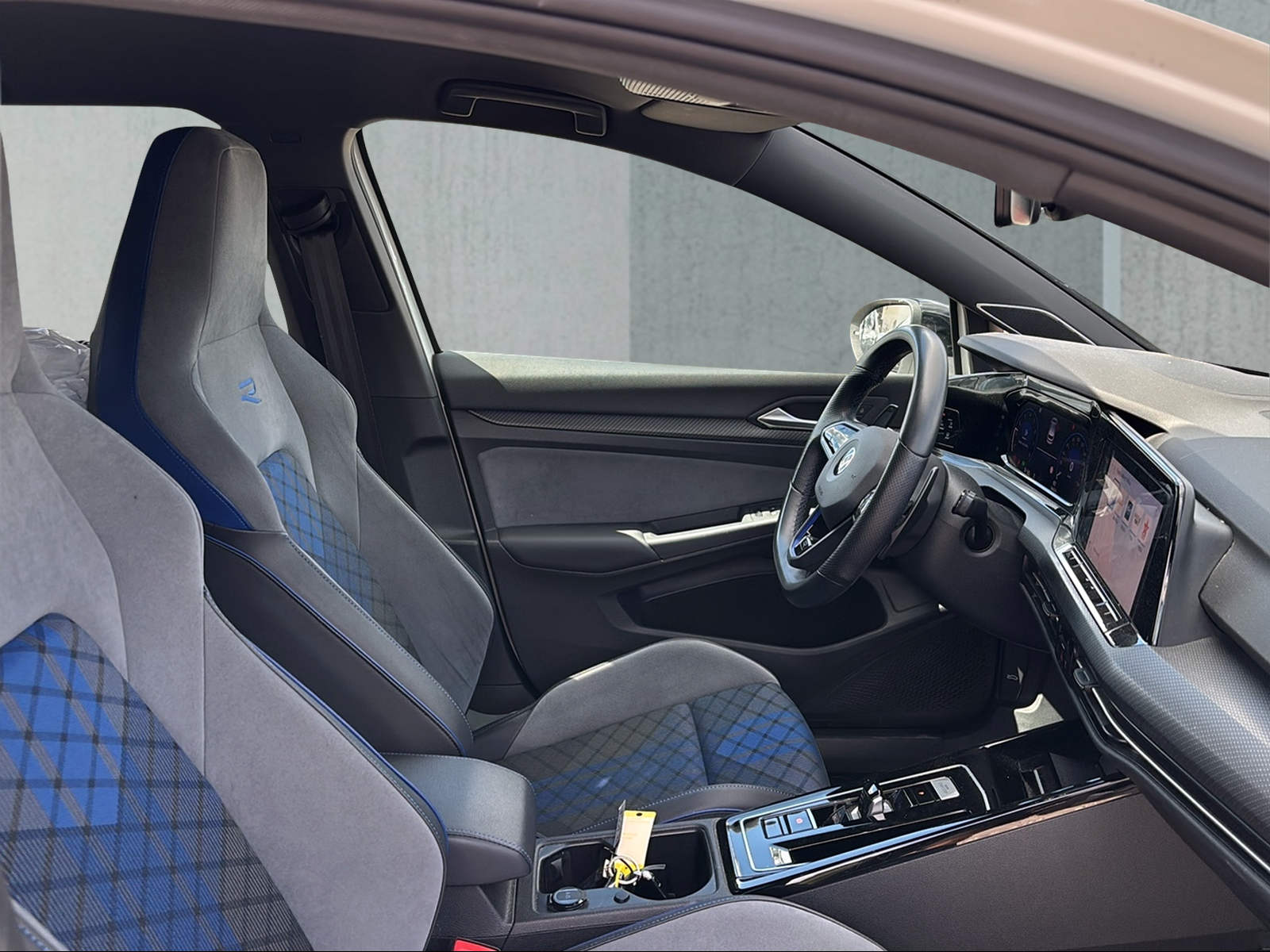VW Golf 2.0 TSI R DSG 4Motion-image-2