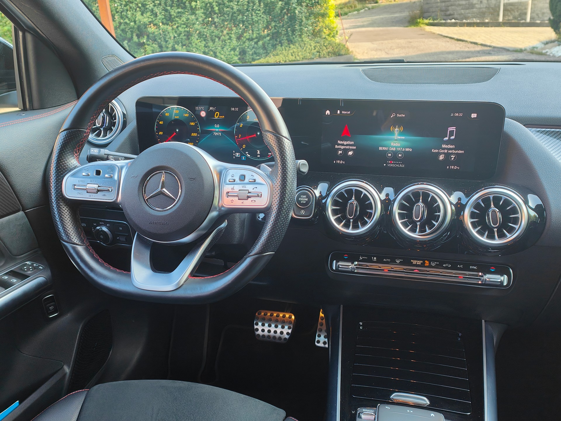 MERCEDES-BENZ GLA 250 AMG Line 4matic-image-4