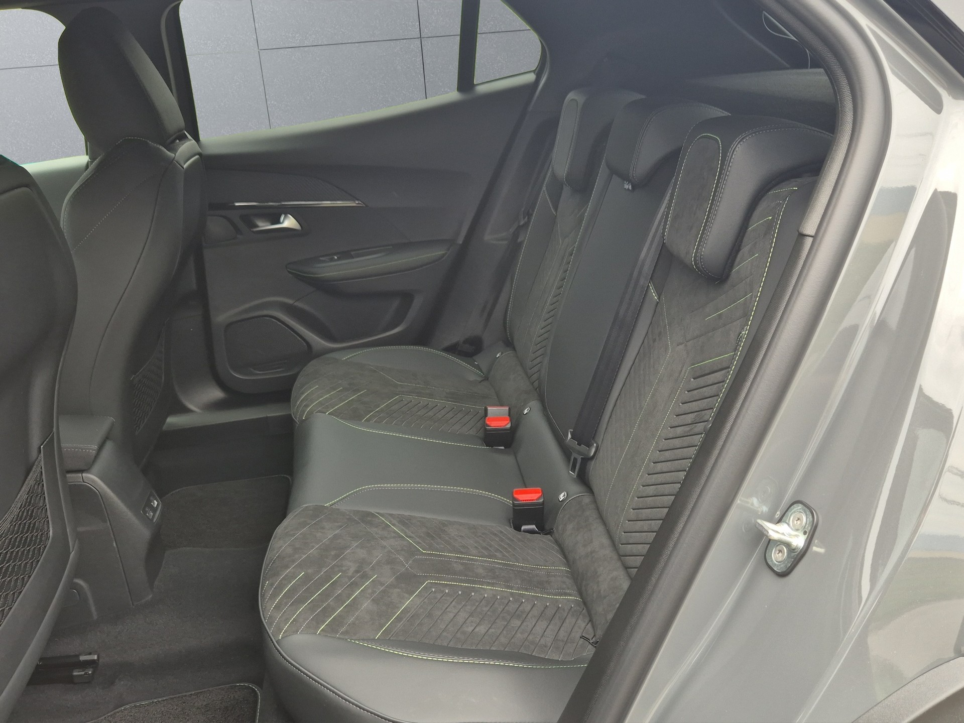 PEUGEOT 2008 1.2 Hybrid 145 GT Exclusive-image-11