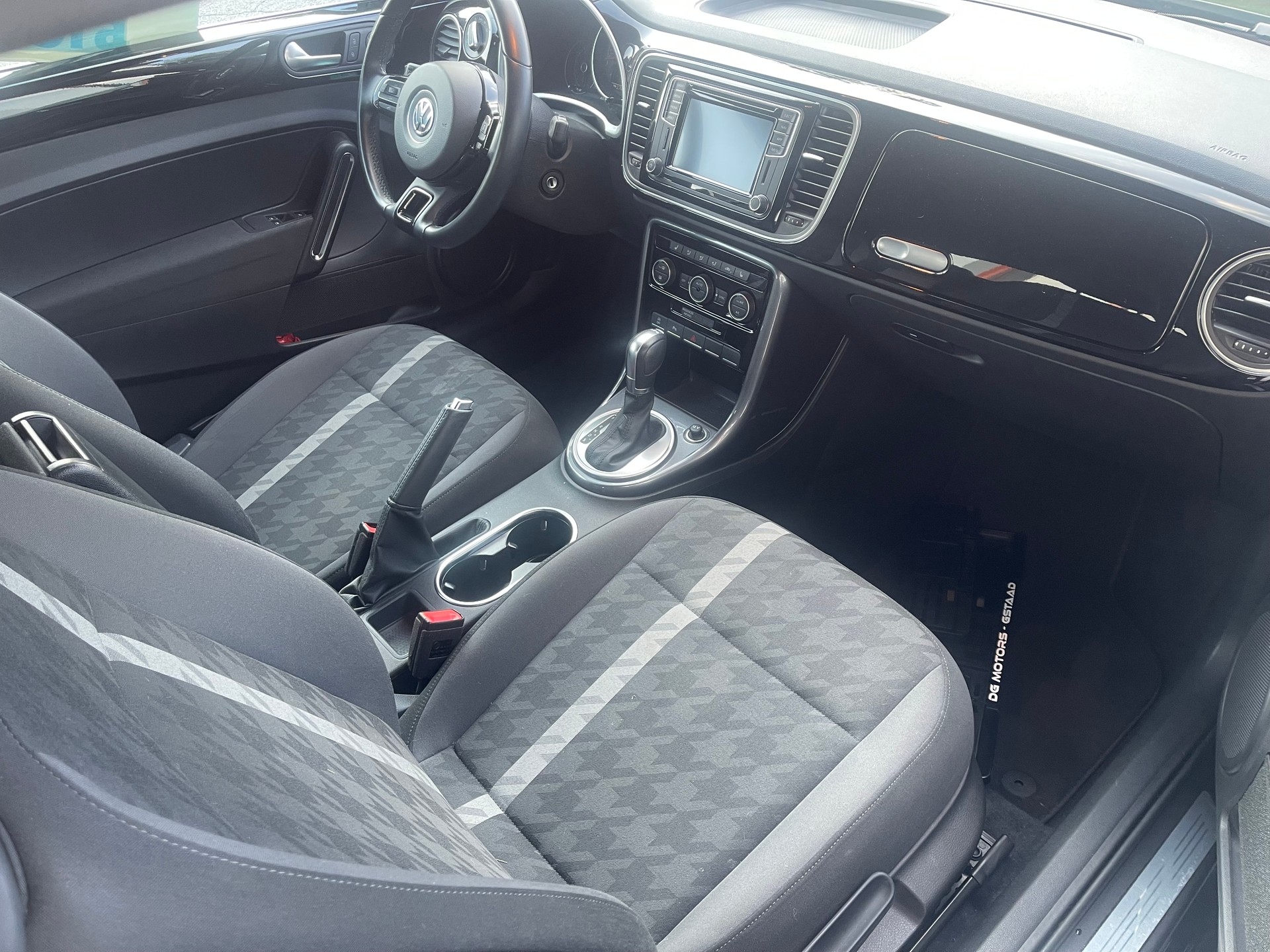 VW Beetle Cabriolet 1.4 TSI BMT Design DSG-image-3