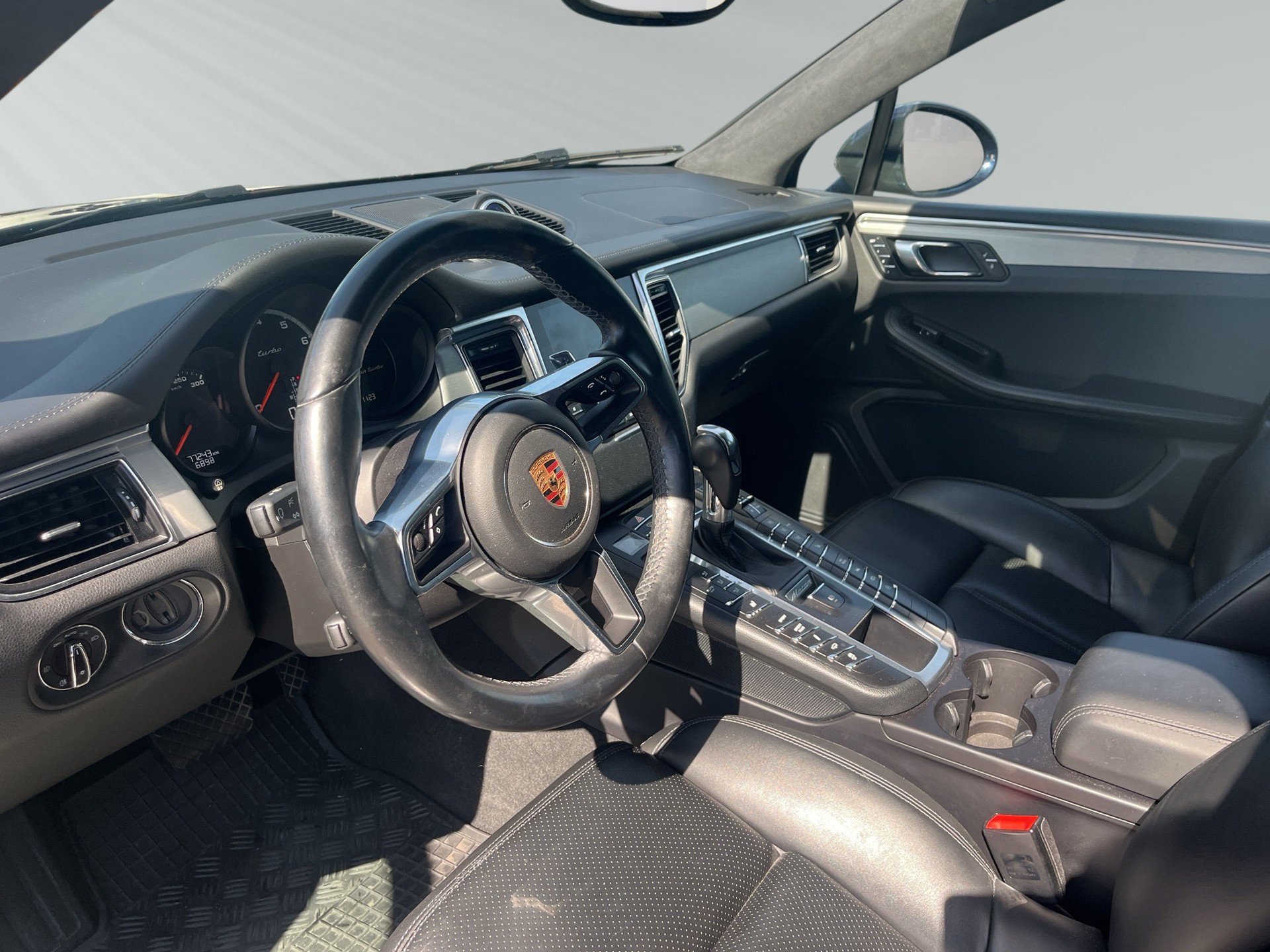PORSCHE Macan Turbo Performance PDK-image-3