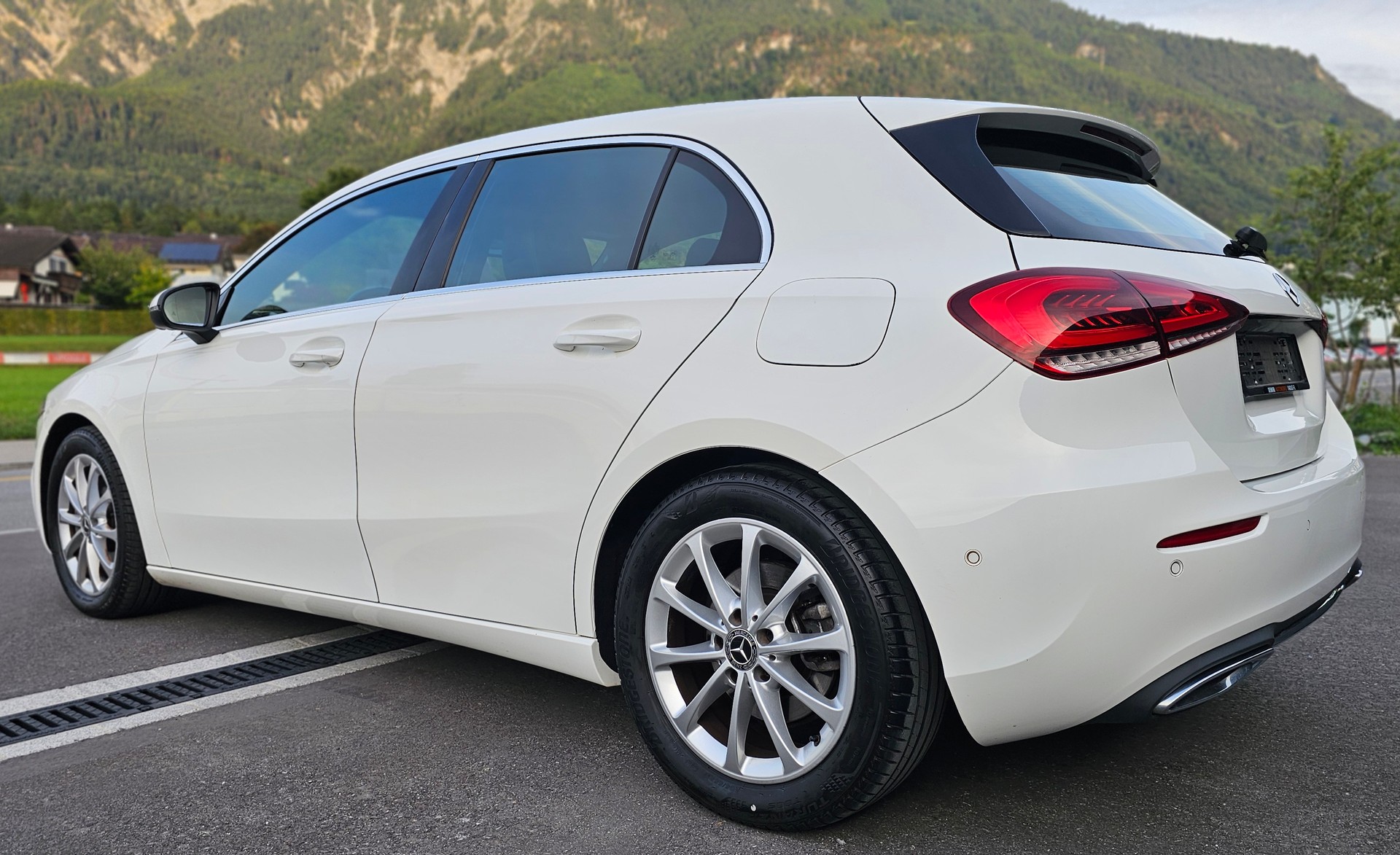 MERCEDES-BENZ A 220 Progressive 7G-DCT 4Matic-image-2