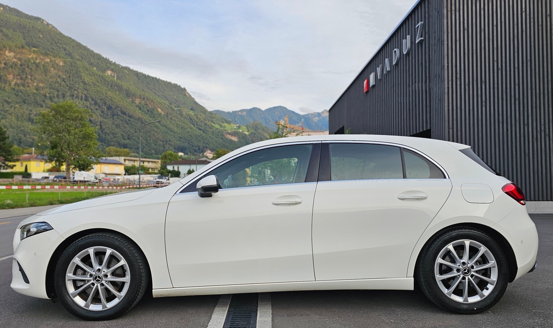 MERCEDES-BENZ A 220 Progressive 7G-DCT 4Matic-image-1