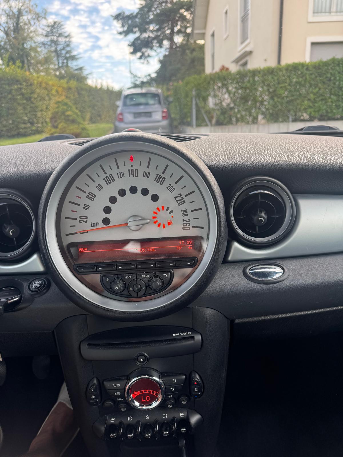 MINI 1.6i Cooper-image-1