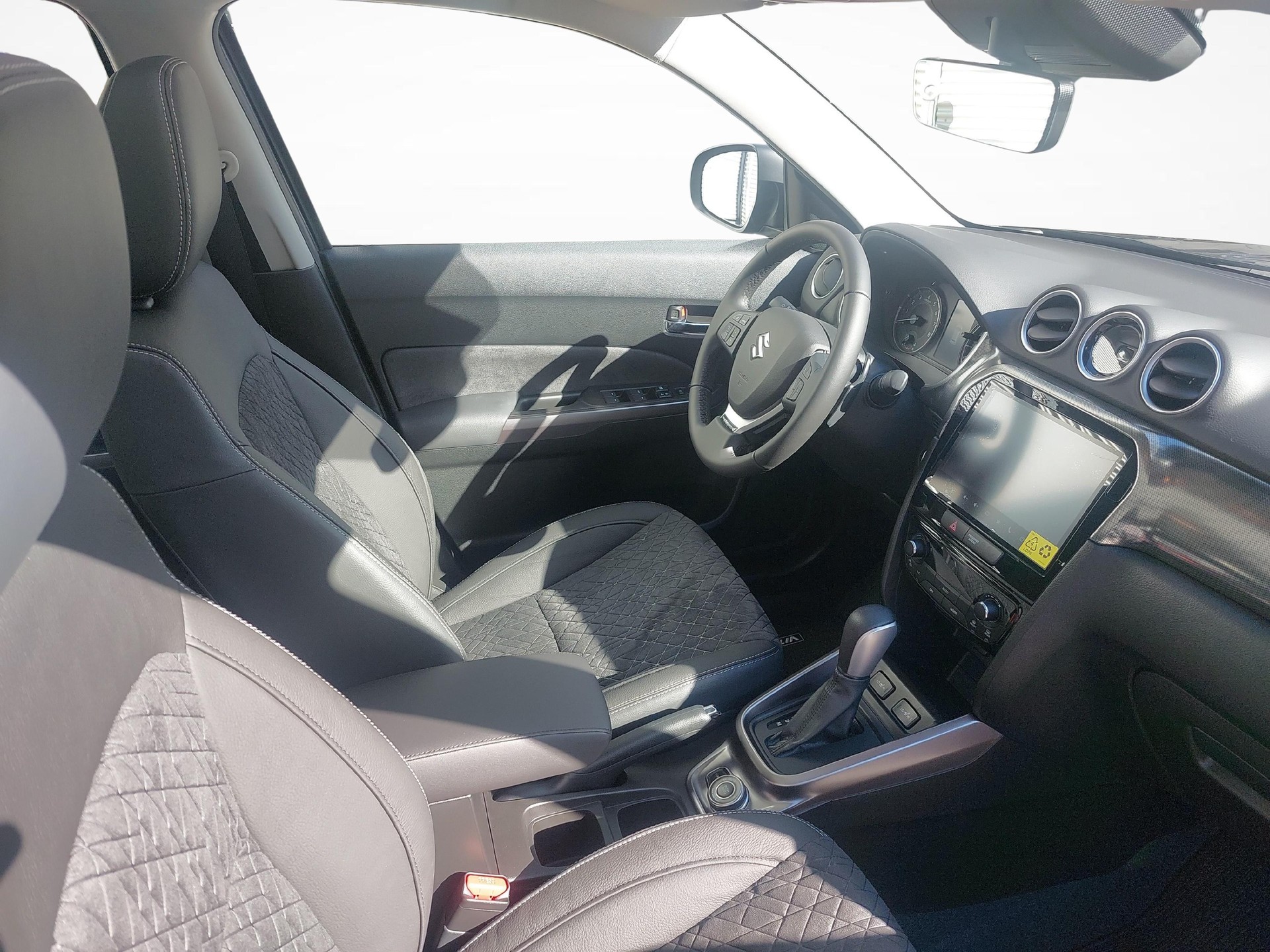 SUZUKI Vitara 1.4 T Sakura Top Hybrid 4x4 / 1.99% Leasing-image-9