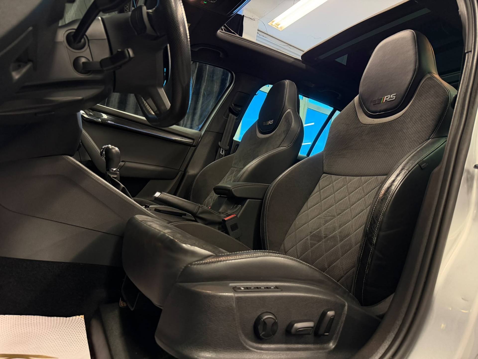 SKODA Octavia Combi 2.0 TDI RS 4x4 DSG-image-10