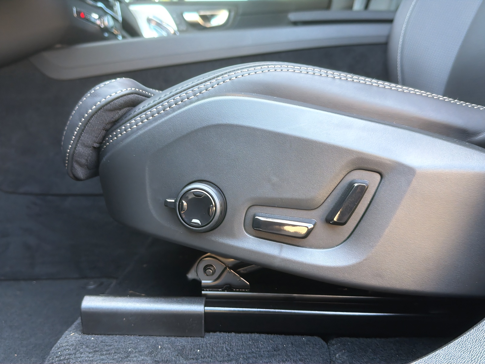 VOLVO XC60 2.0 T8 TE Black Edition eAWD-image-16