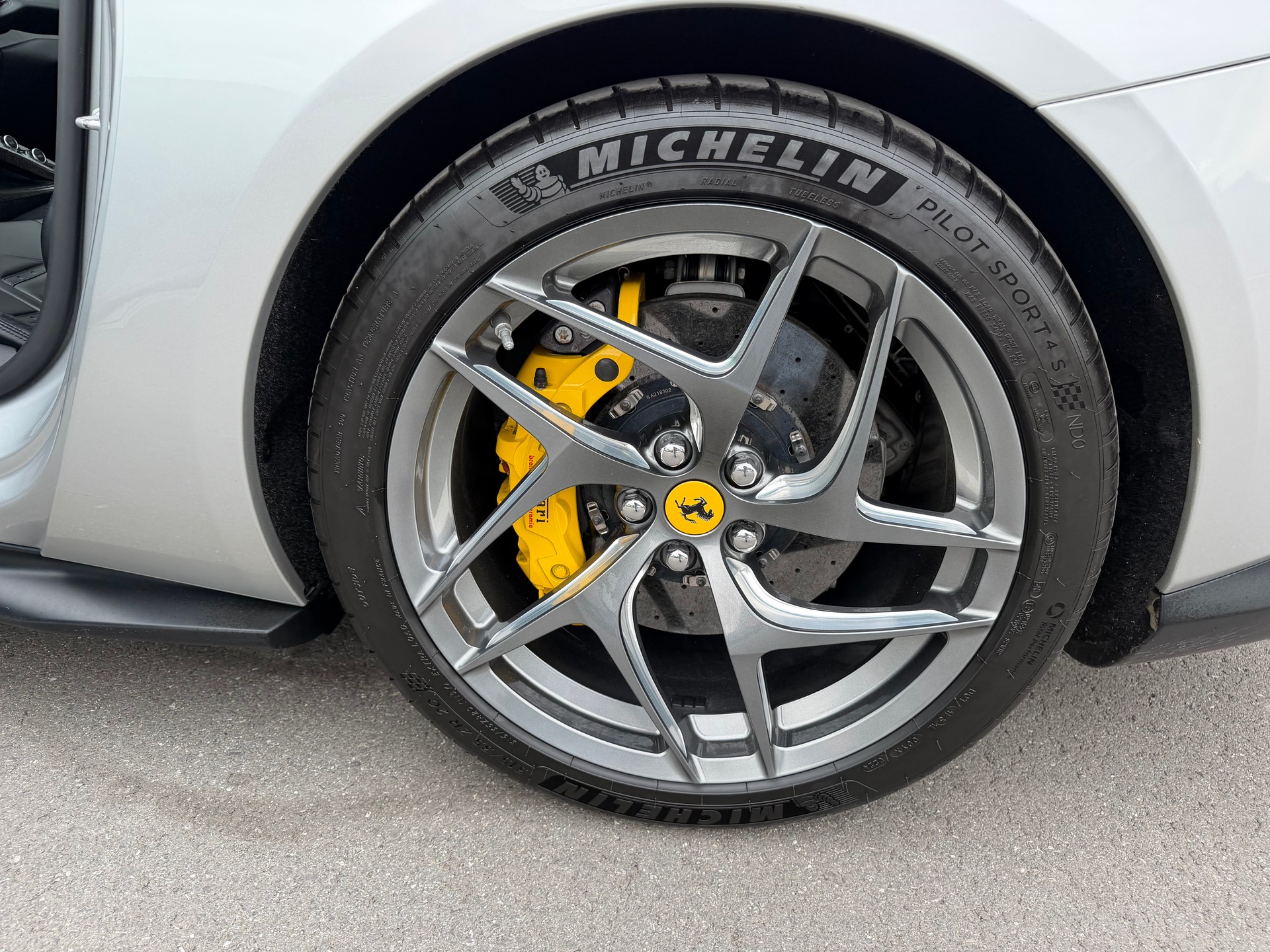 FERRARI 812 Superfast-image-11