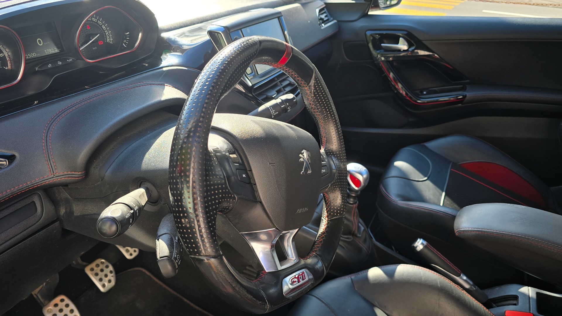 PEUGEOT 208 1.6 Turbo GTi-image-10