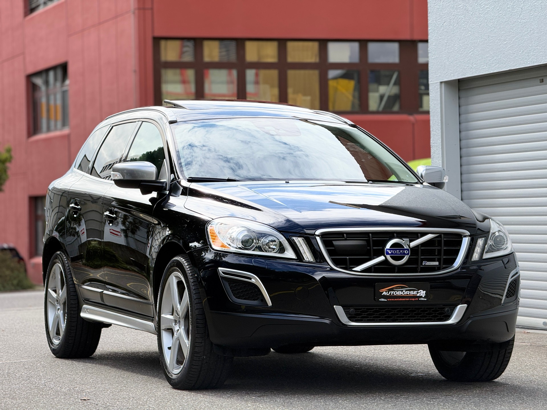 VOLVO XC60 D5 AWD R-Design Geartronic-image-1
