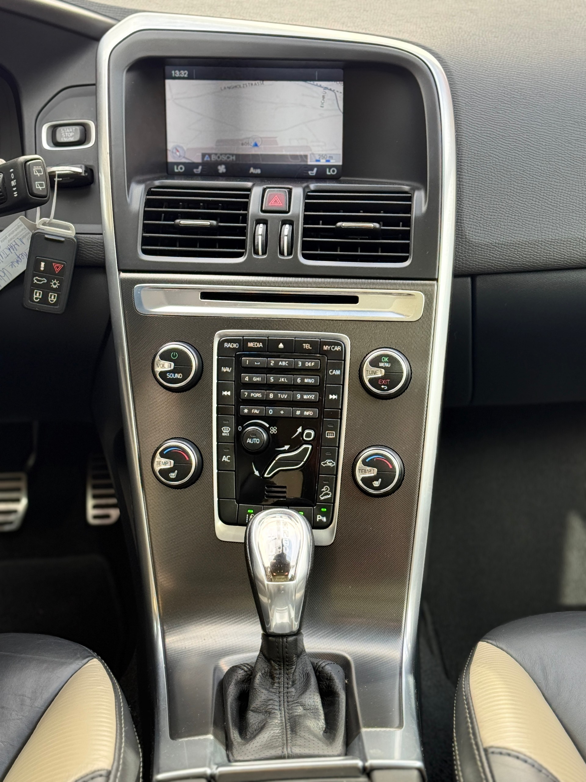 VOLVO XC60 D5 AWD R-Design Geartronic-image-14